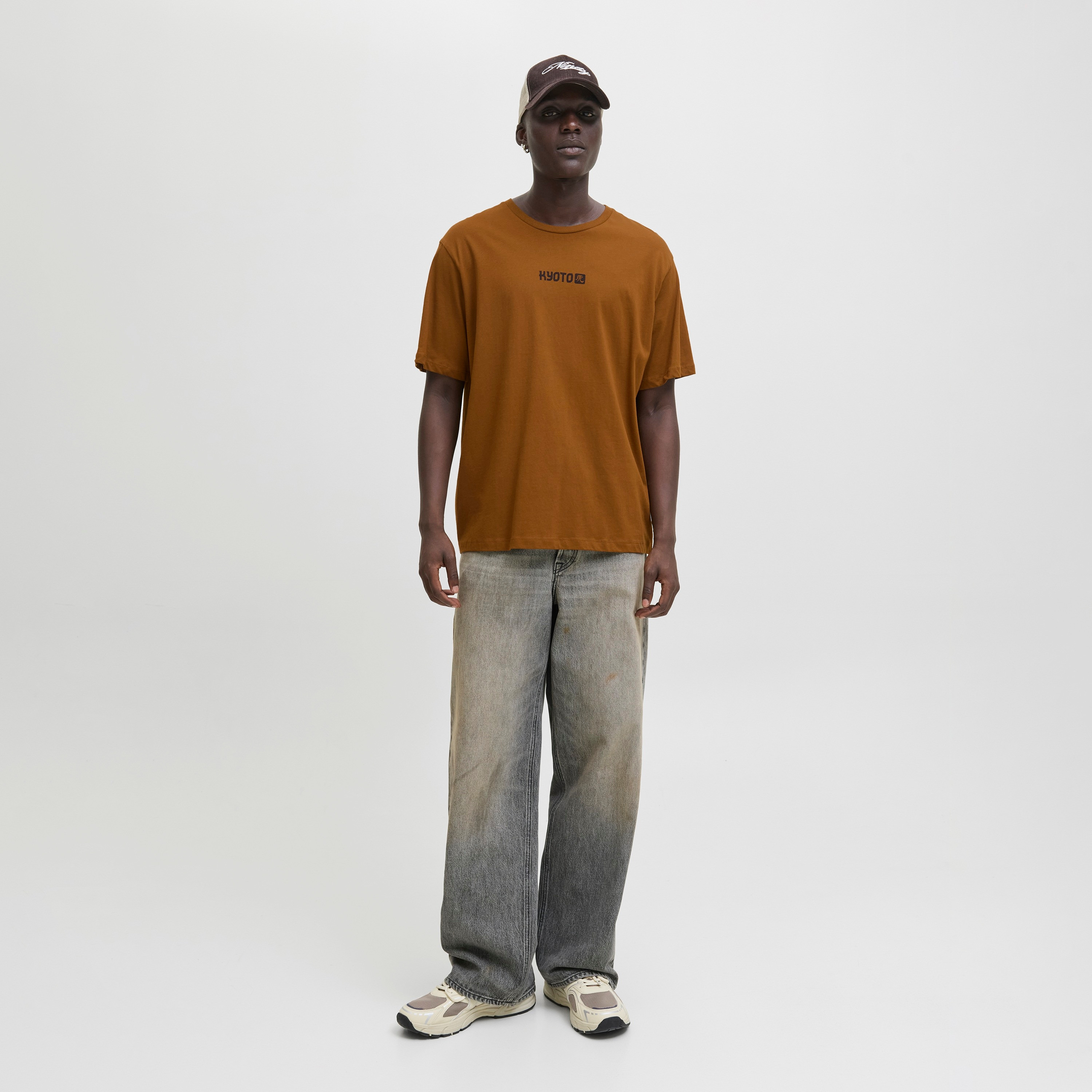 تيشيرت رجالي مطبوع برسومات بياقة دائرية وأكمام قصيرة من جاك ان جونز-men-clothing-tshirtsandpolos-tshirts-image-2