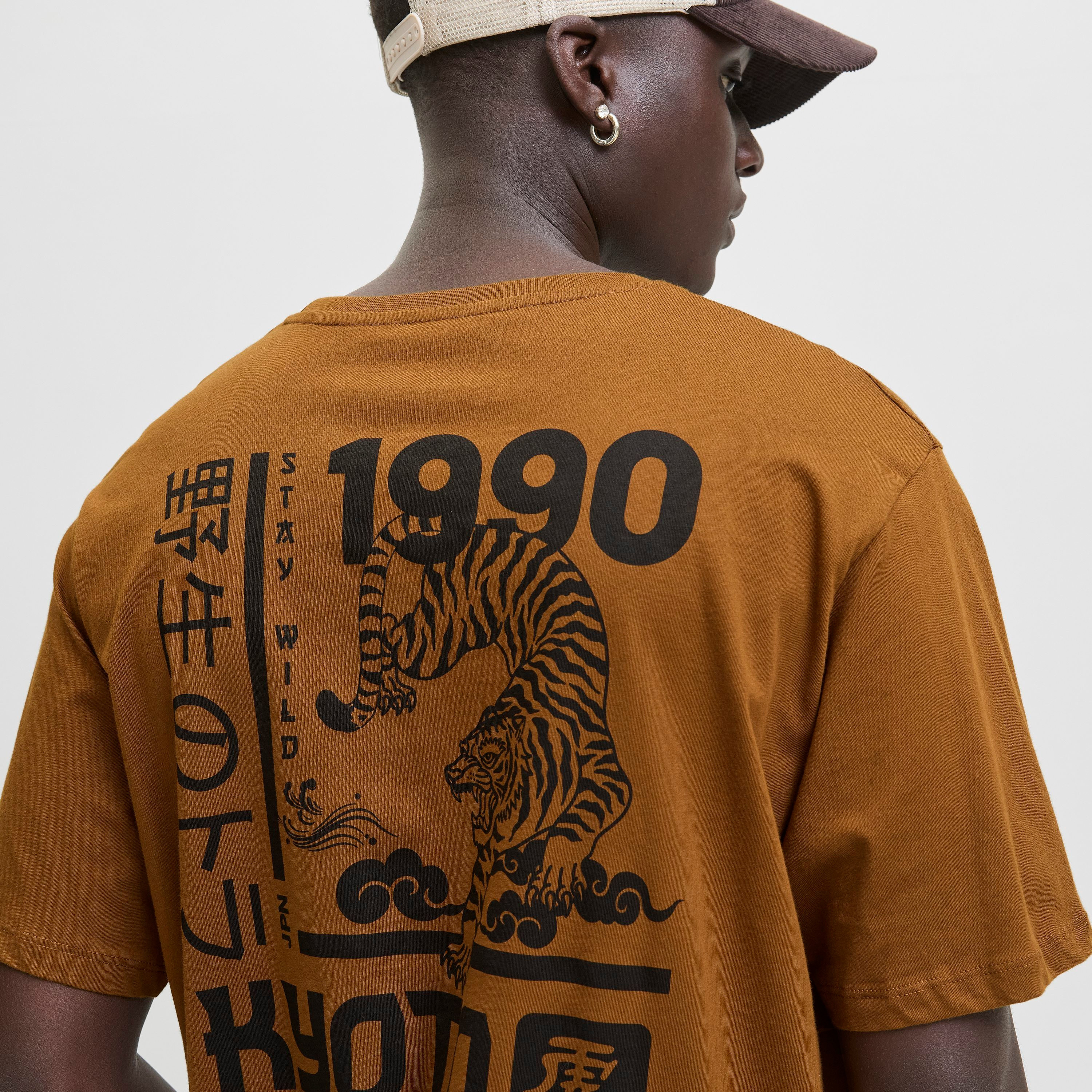 تيشيرت رجالي مطبوع برسومات بياقة دائرية وأكمام قصيرة من جاك ان جونز-men-clothing-tshirtsandpolos-tshirts-image-3