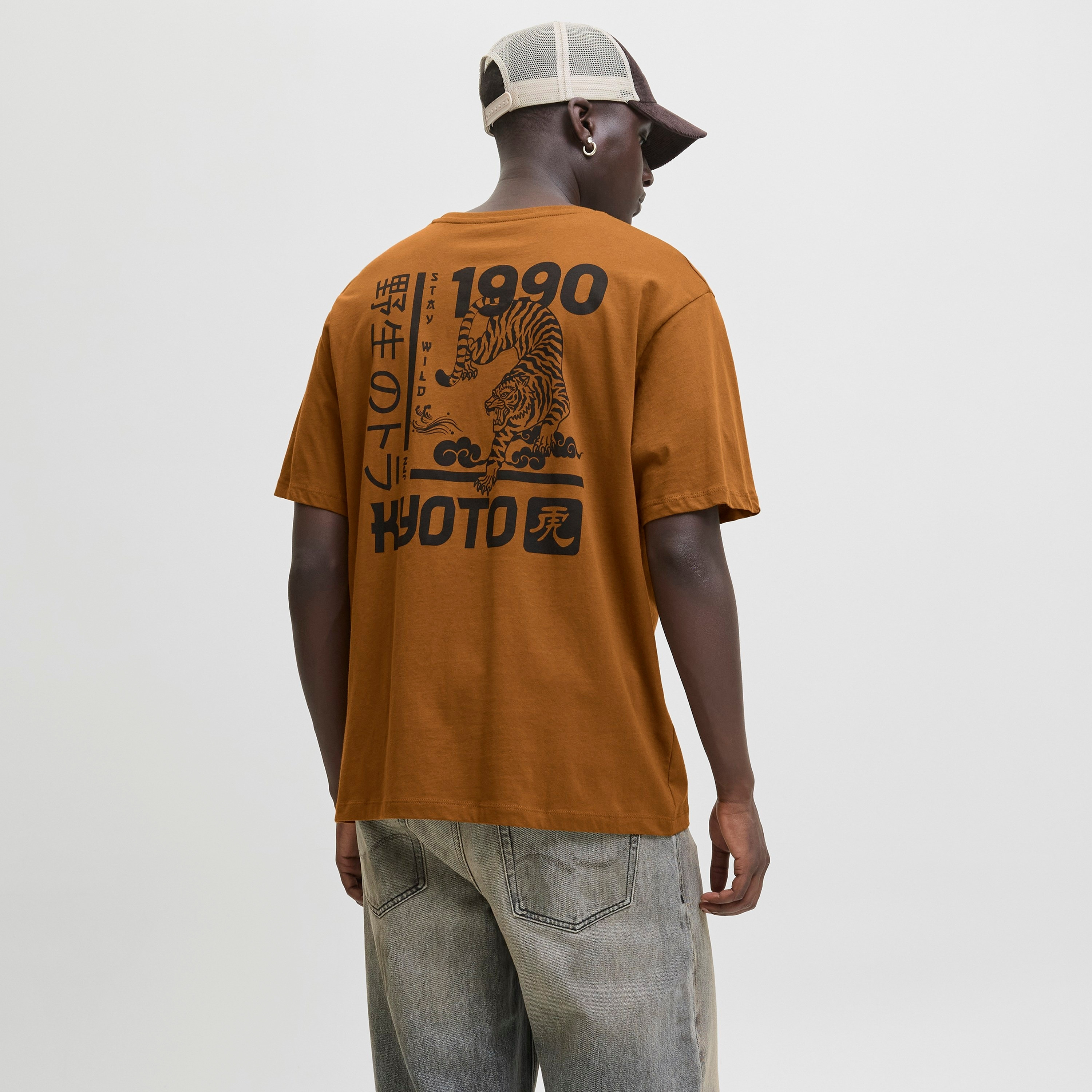 تيشيرت رجالي مطبوع برسومات بياقة دائرية وأكمام قصيرة من جاك ان جونز-men-clothing-tshirtsandpolos-tshirts-image-4