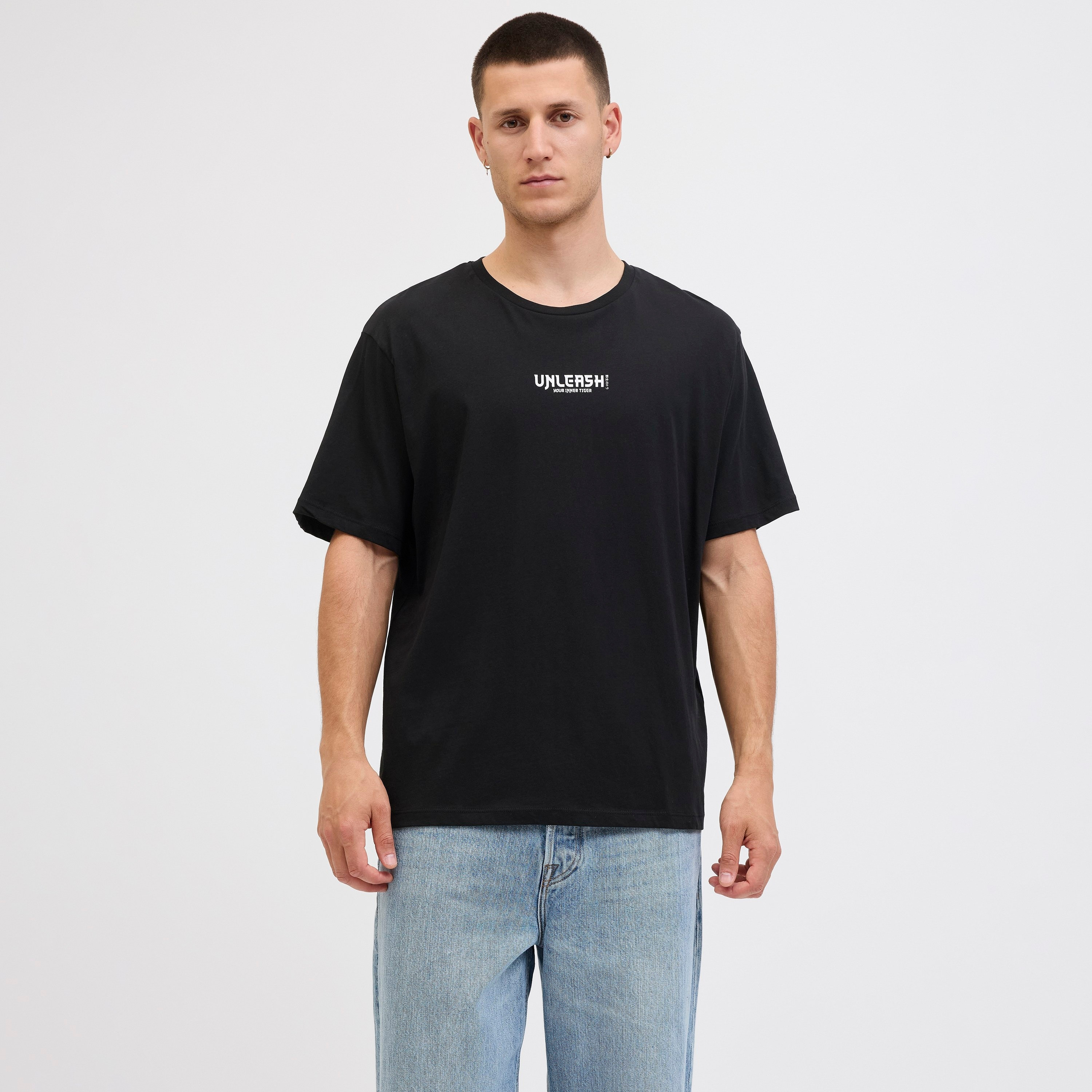 تيشيرت رجالي مطبوع برسومات بياقة دائرية وأكمام قصيرة من جاك ان جونز-men-clothing-tshirtsandpolos-tshirts-image-1