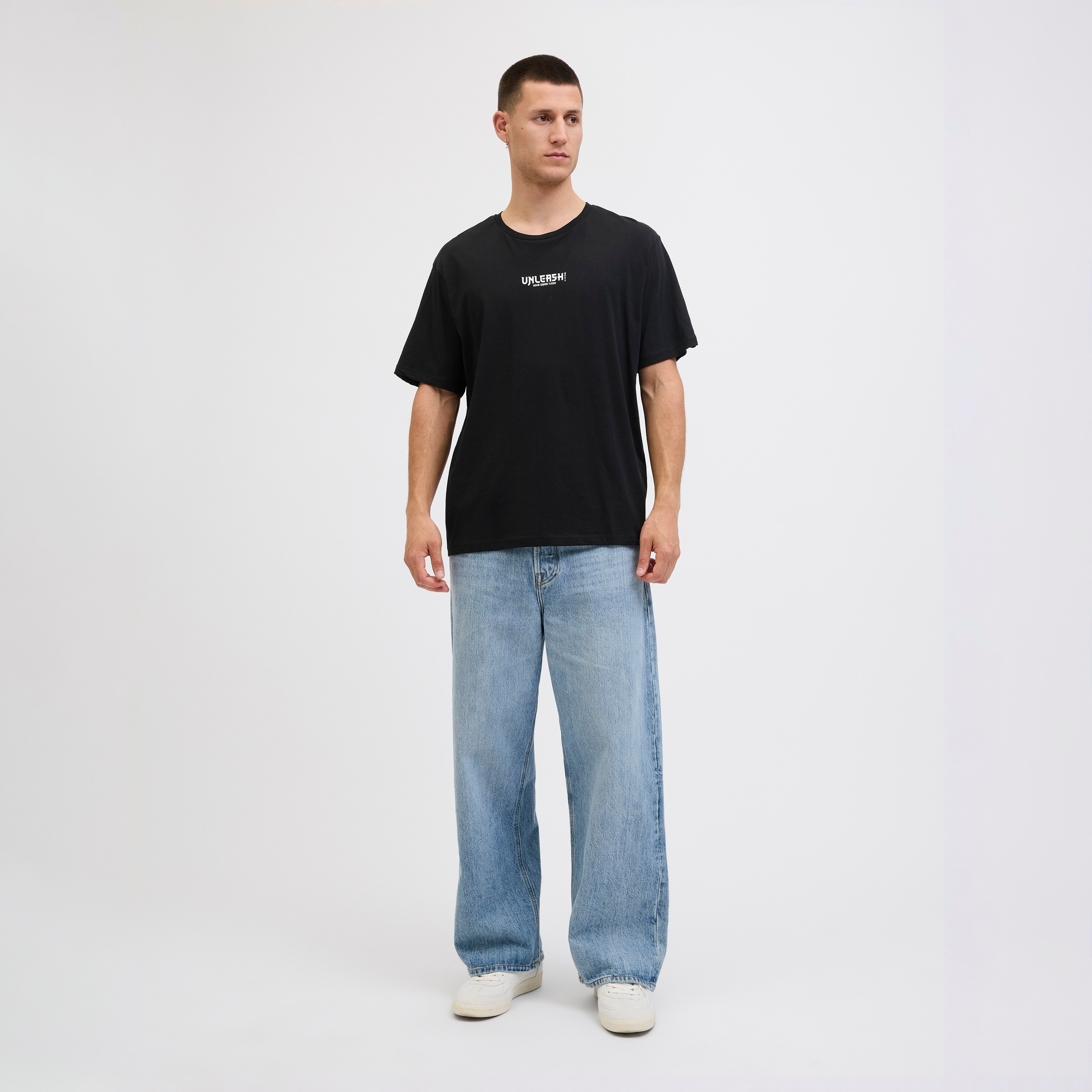 تيشيرت رجالي مطبوع برسومات بياقة دائرية وأكمام قصيرة من جاك ان جونز-men-clothing-tshirtsandpolos-tshirts-image-2