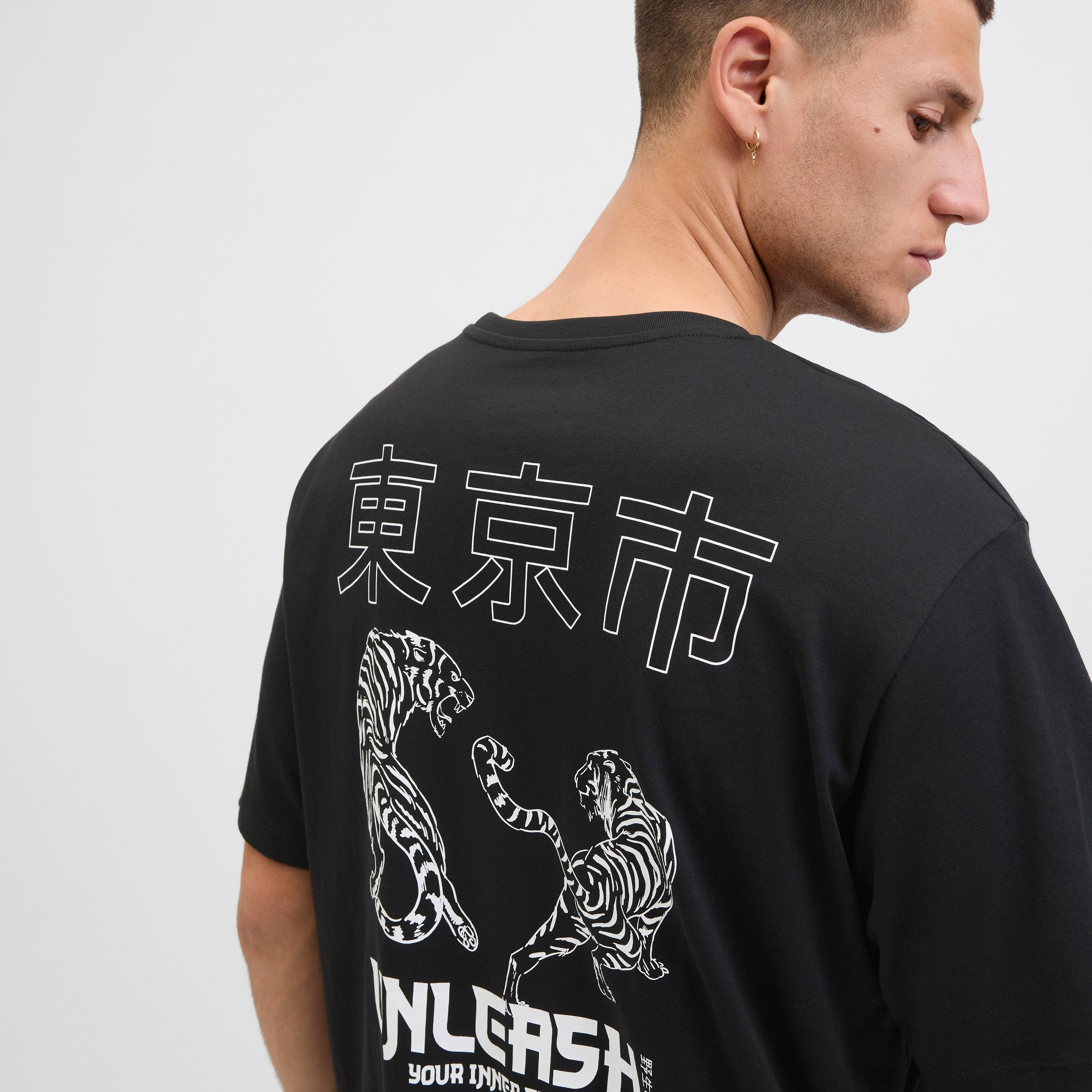 تيشيرت رجالي مطبوع برسومات بياقة دائرية وأكمام قصيرة من جاك ان جونز-men-clothing-tshirtsandpolos-tshirts-image-3