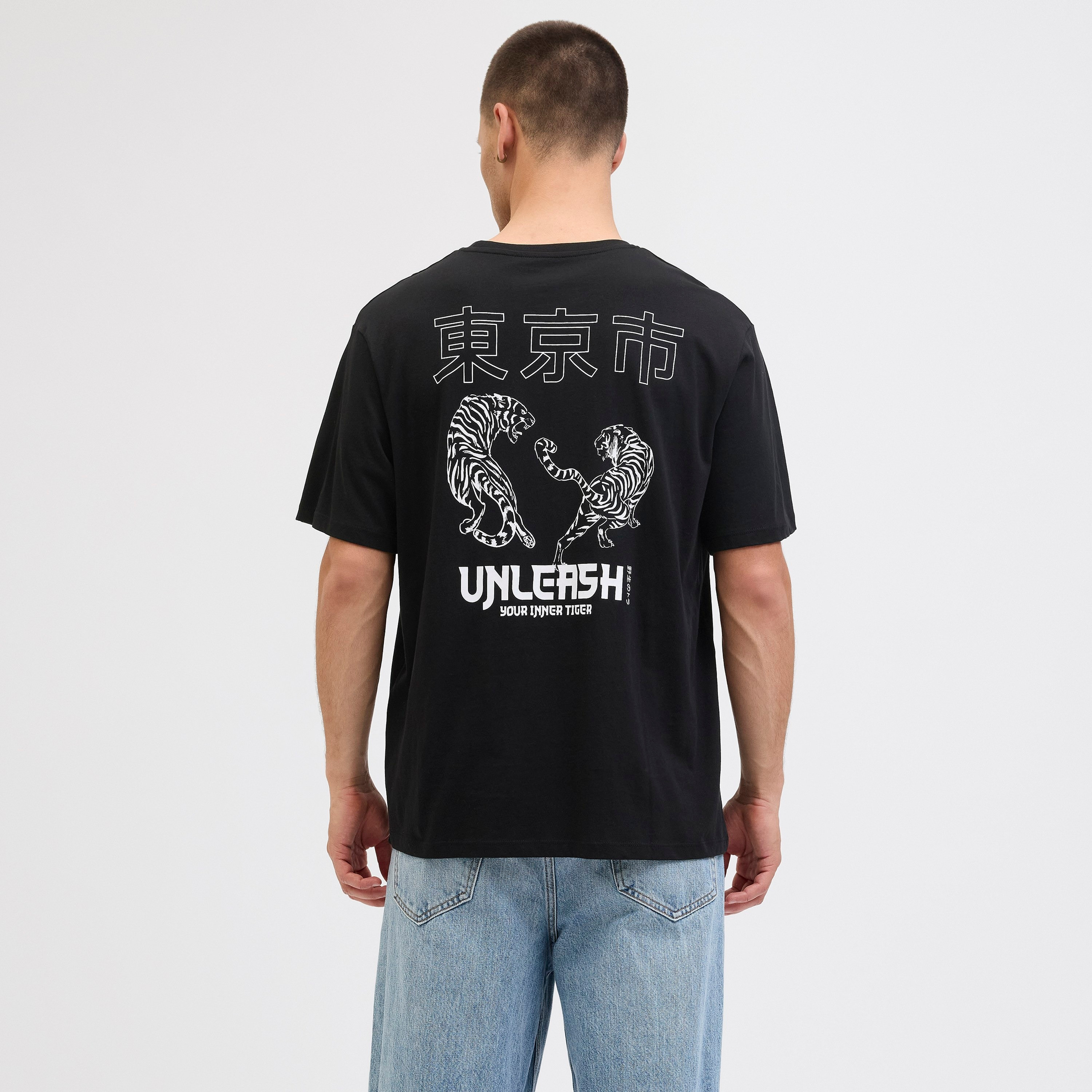 تيشيرت رجالي مطبوع برسومات بياقة دائرية وأكمام قصيرة من جاك ان جونز-men-clothing-tshirtsandpolos-tshirts-image-4