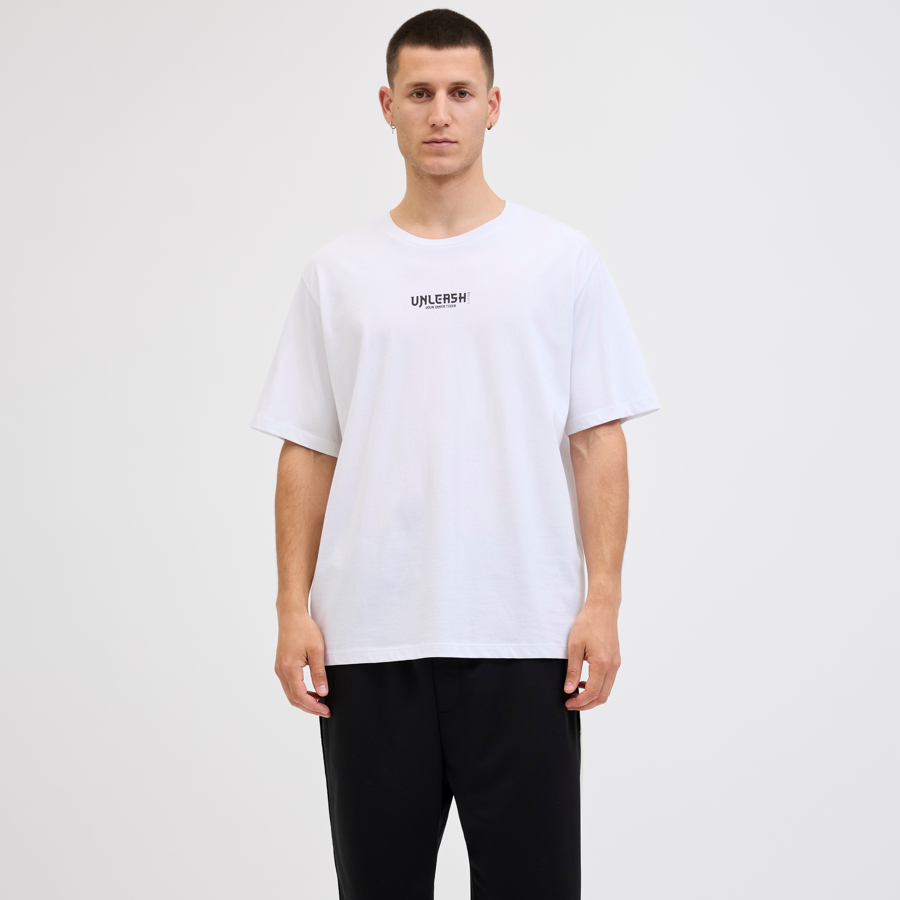 تيشيرت رجالي مطبوع برسومات بياقة دائرية وأكمام قصيرة من جاك ان جونز-men-clothing-tshirtsandpolos-tshirts-image-5