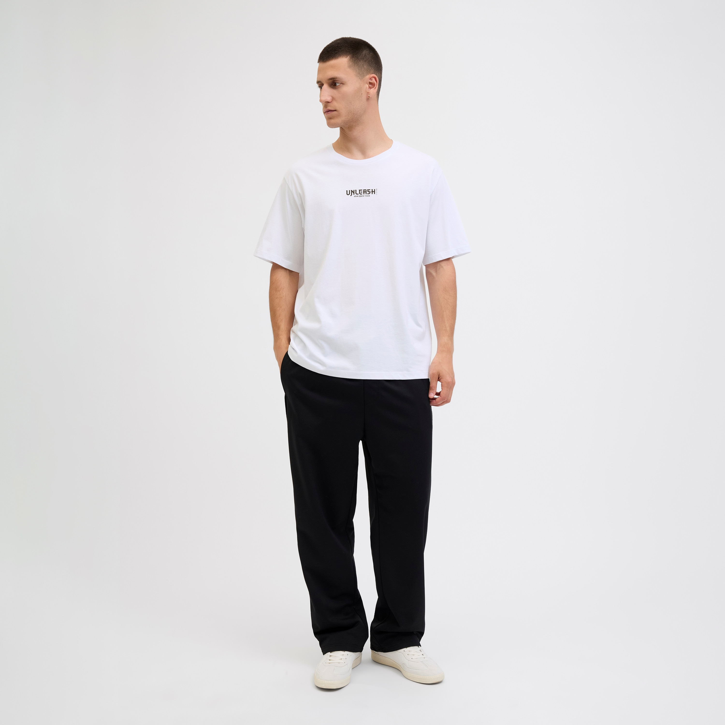 تيشيرت رجالي مطبوع برسومات بياقة دائرية وأكمام قصيرة من جاك ان جونز-men-clothing-tshirtsandpolos-tshirts-image-6