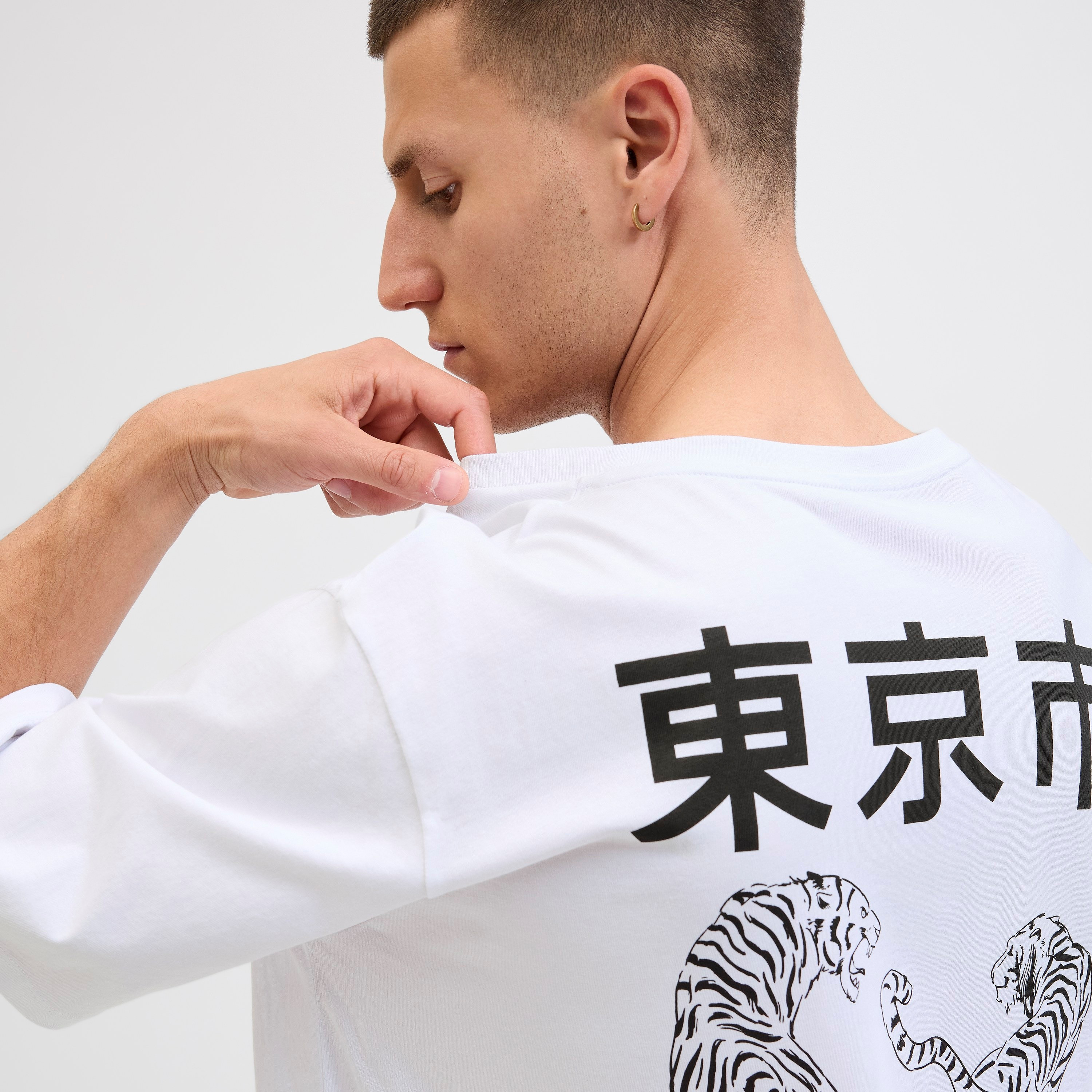 تيشيرت رجالي مطبوع برسومات بياقة دائرية وأكمام قصيرة من جاك ان جونز-men-clothing-tshirtsandpolos-tshirts-image-7