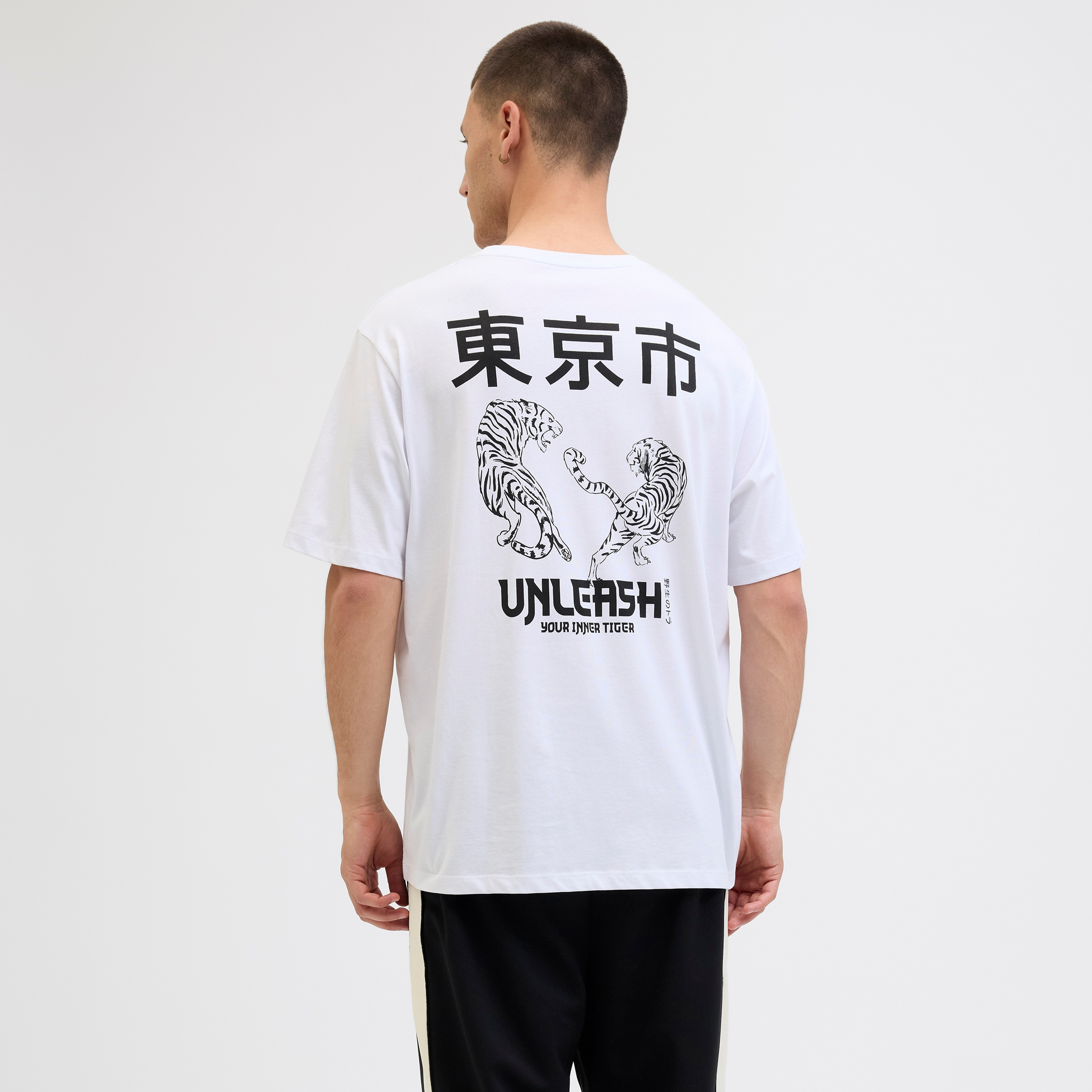 تيشيرت رجالي مطبوع برسومات بياقة دائرية وأكمام قصيرة من جاك ان جونز-men-clothing-tshirtsandpolos-tshirts-image-8