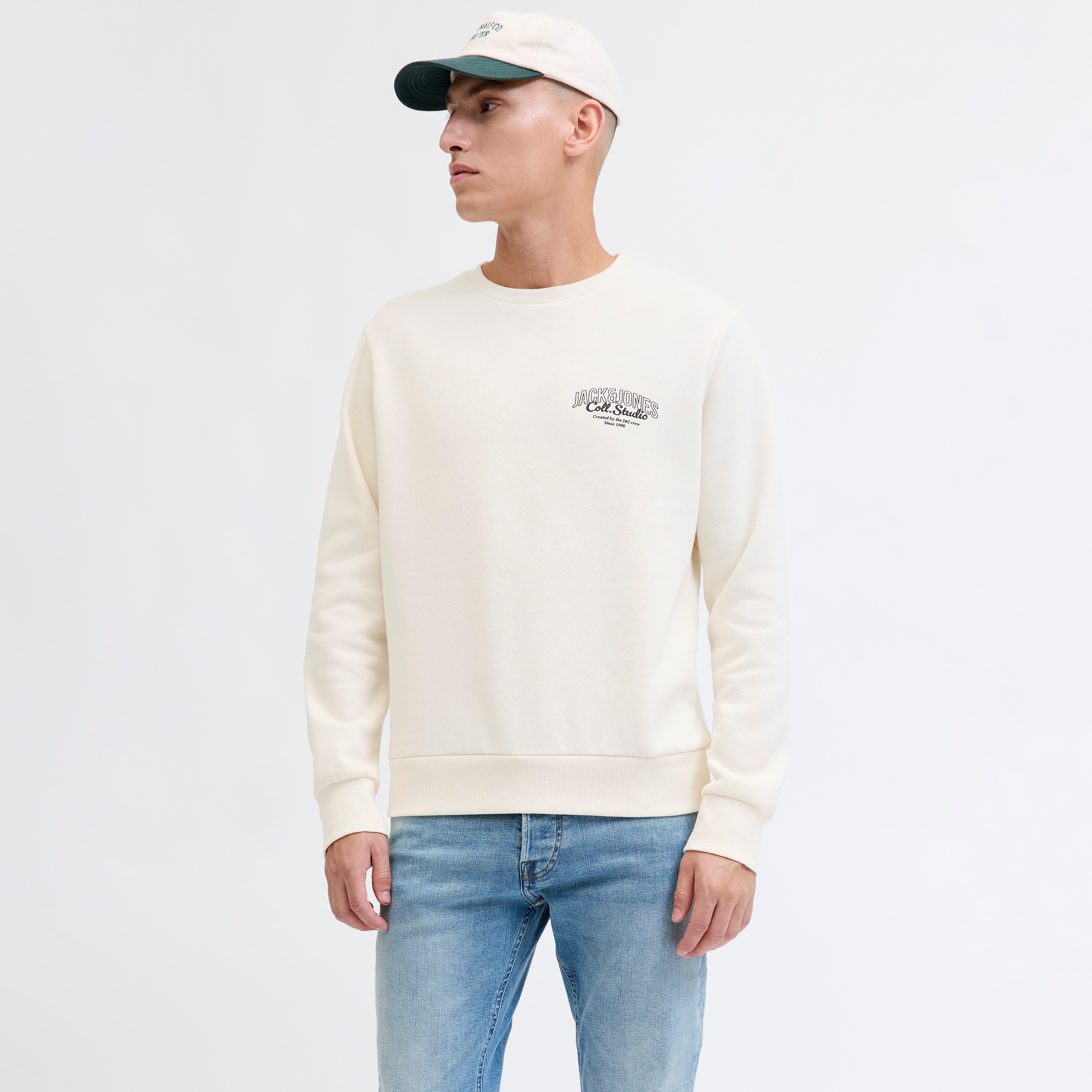 سويت شيرت رجالي جاك آند جونز بشعار بياقة مستديرة وأكمام طويلة-men-winterwear-hoodiesandsweatshirts-image-1