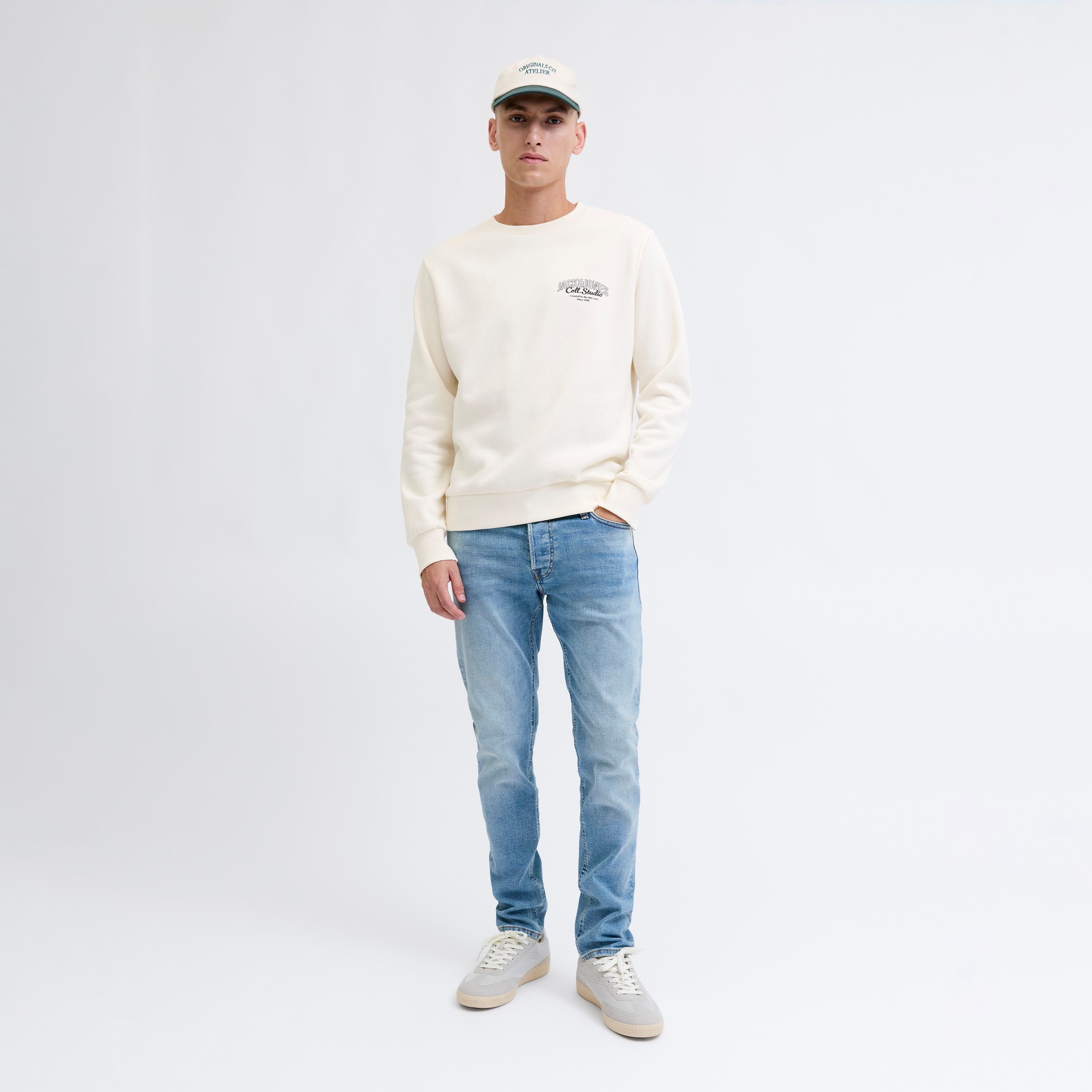 سويت شيرت رجالي جاك آند جونز بشعار بياقة مستديرة وأكمام طويلة-men-winterwear-hoodiesandsweatshirts-image-2