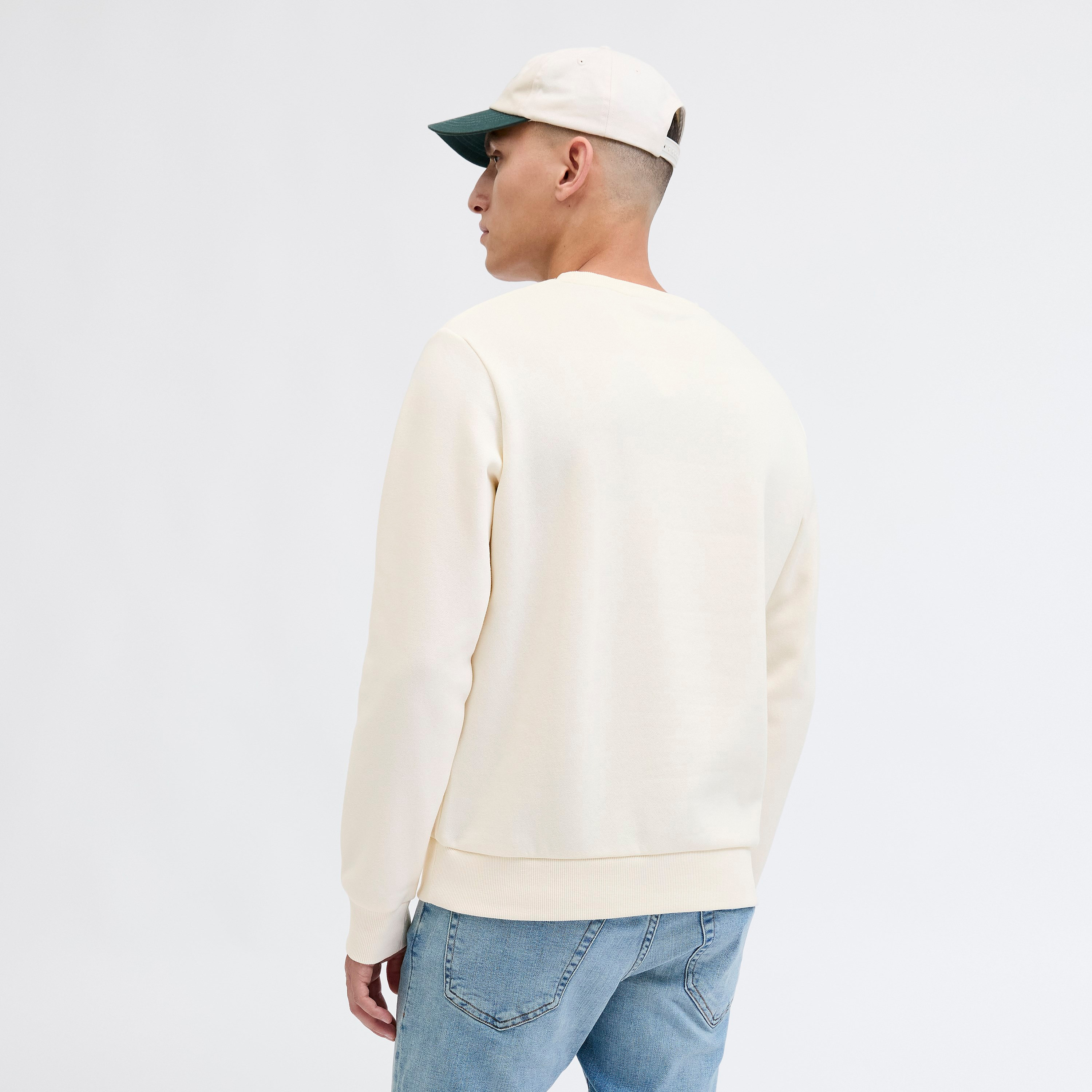 سويت شيرت رجالي جاك آند جونز بشعار بياقة مستديرة وأكمام طويلة-men-winterwear-hoodiesandsweatshirts-image-4