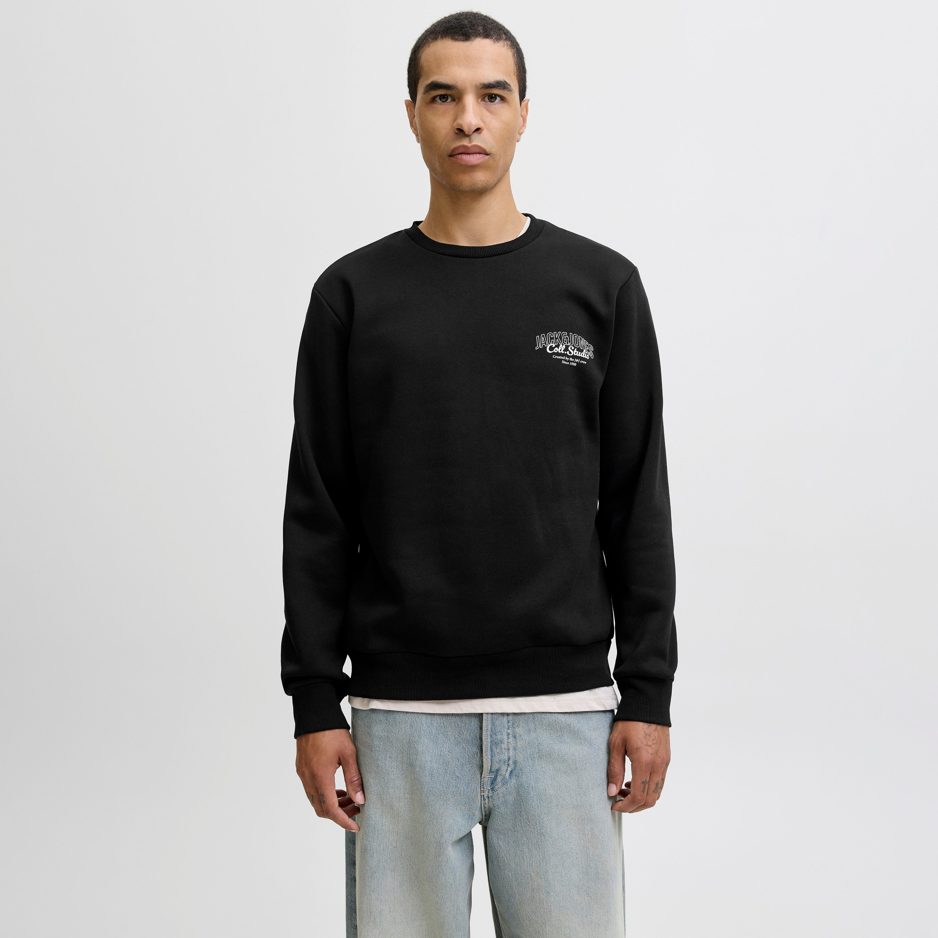سويت شيرت رجالي جاك آند جونز بشعار بياقة مستديرة وأكمام طويلة-men-winterwear-hoodiesandsweatshirts-image-5