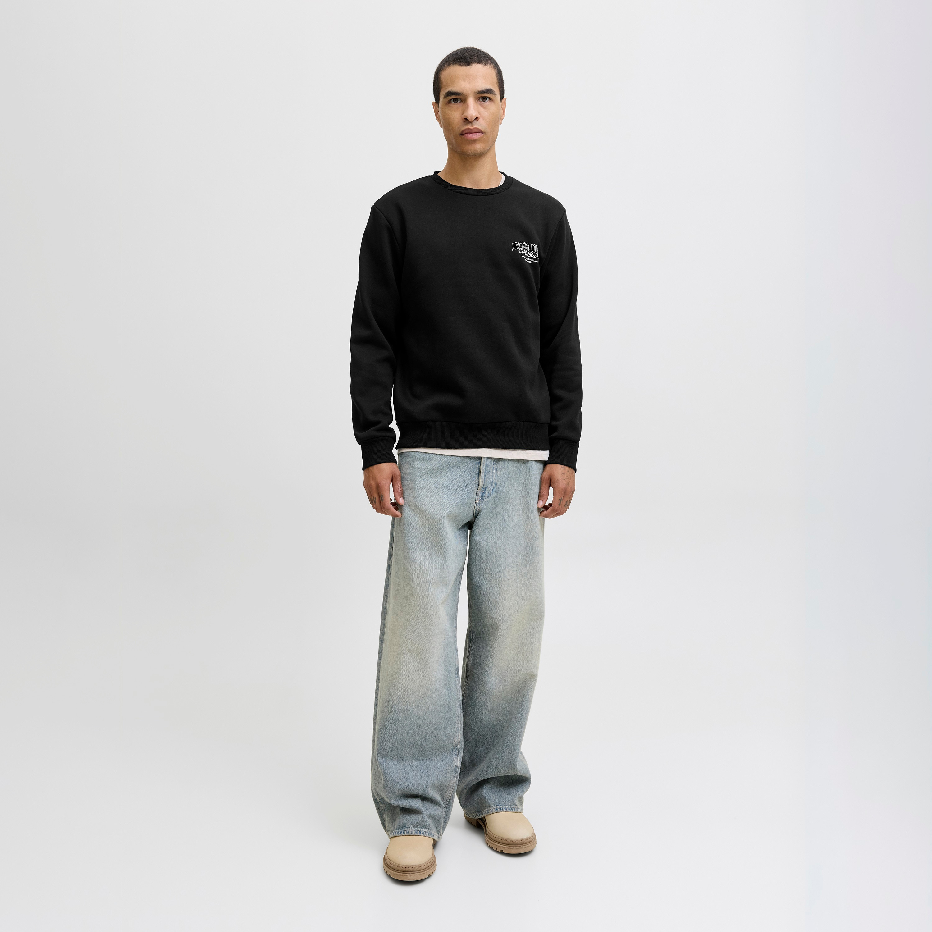 سويت شيرت رجالي جاك آند جونز بشعار بياقة مستديرة وأكمام طويلة-men-winterwear-hoodiesandsweatshirts-image-6