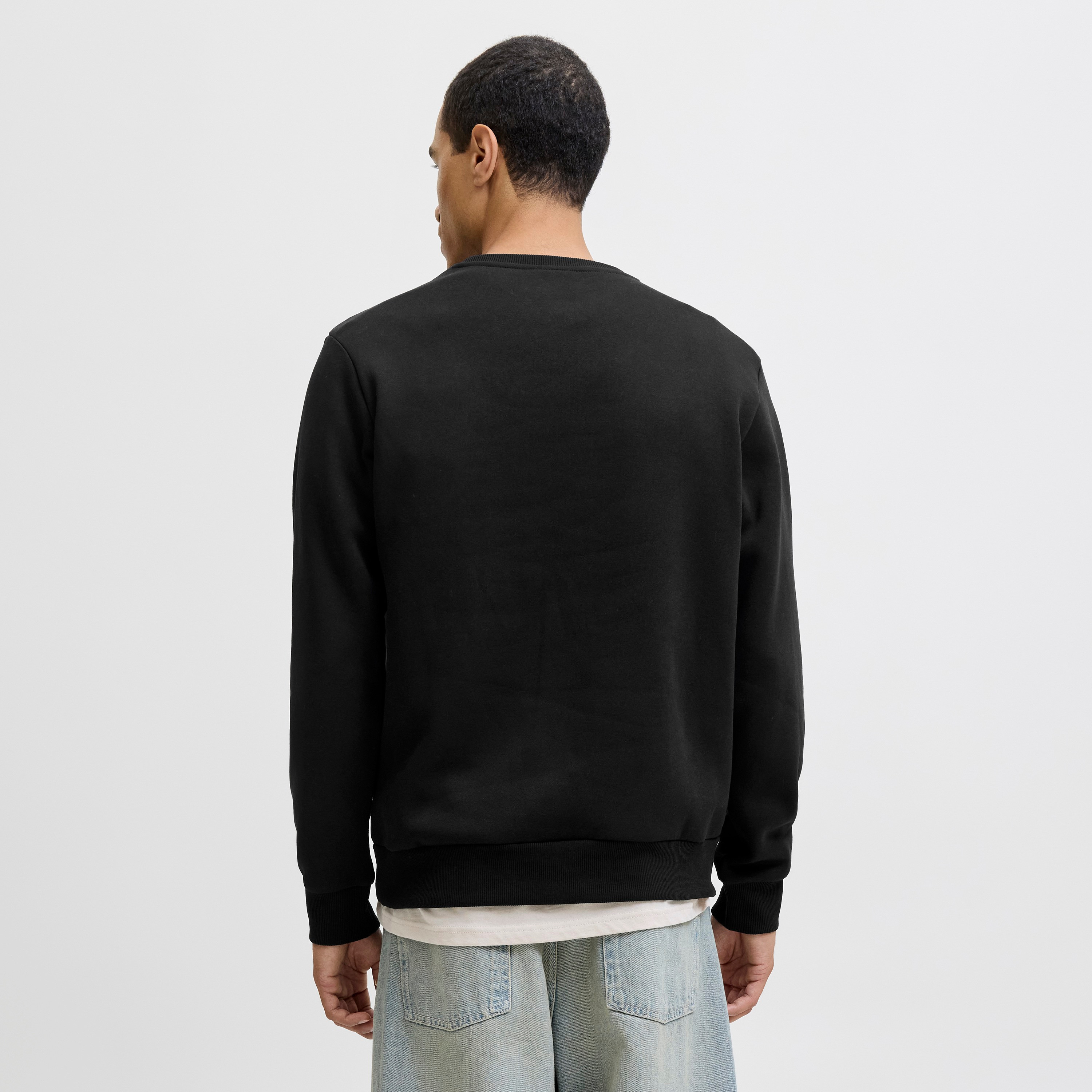 سويت شيرت رجالي جاك آند جونز بشعار بياقة مستديرة وأكمام طويلة-men-winterwear-hoodiesandsweatshirts-image-8