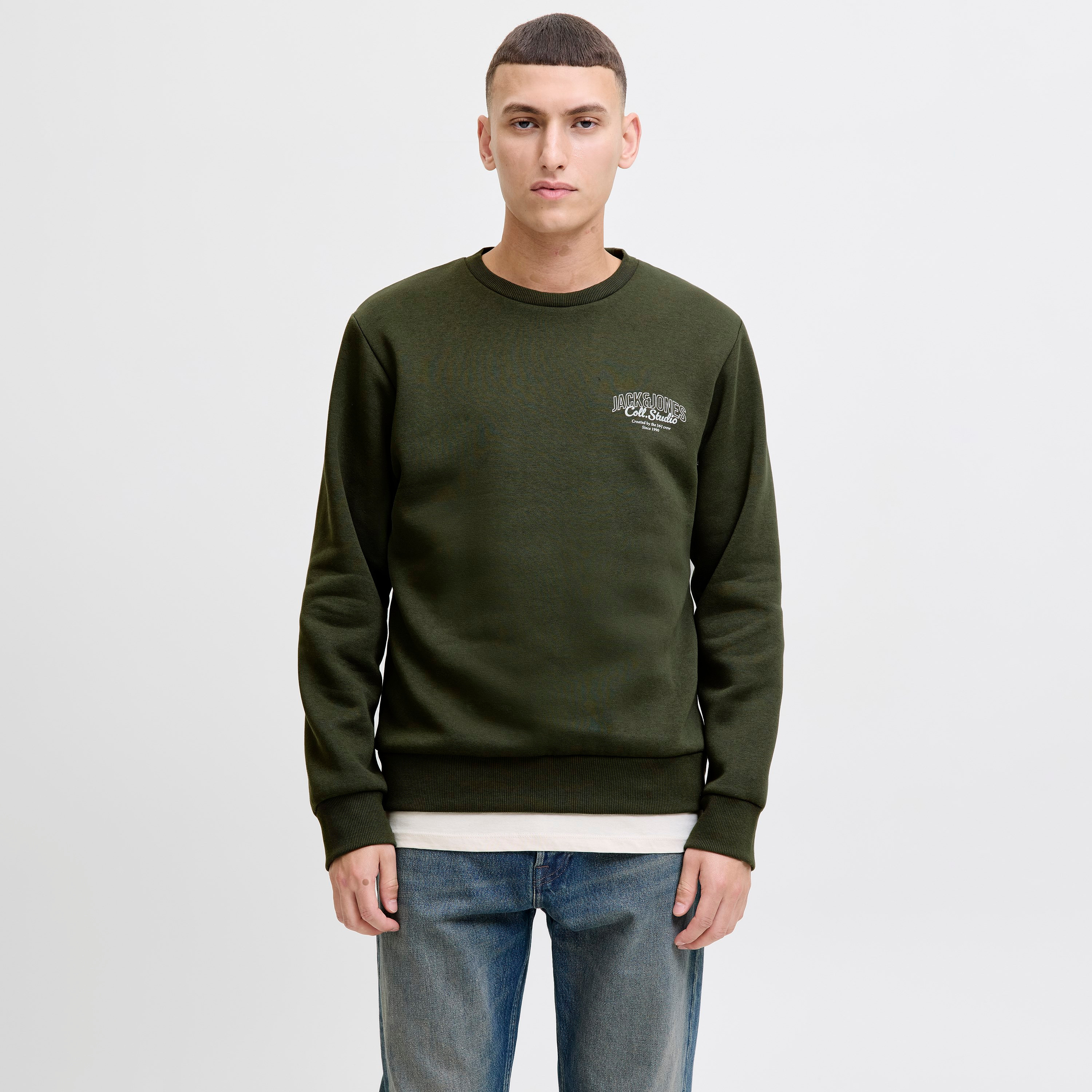 سويت شيرت رجالي جاك آند جونز بشعار بياقة مستديرة وأكمام طويلة-men-winterwear-hoodiesandsweatshirts-image-9