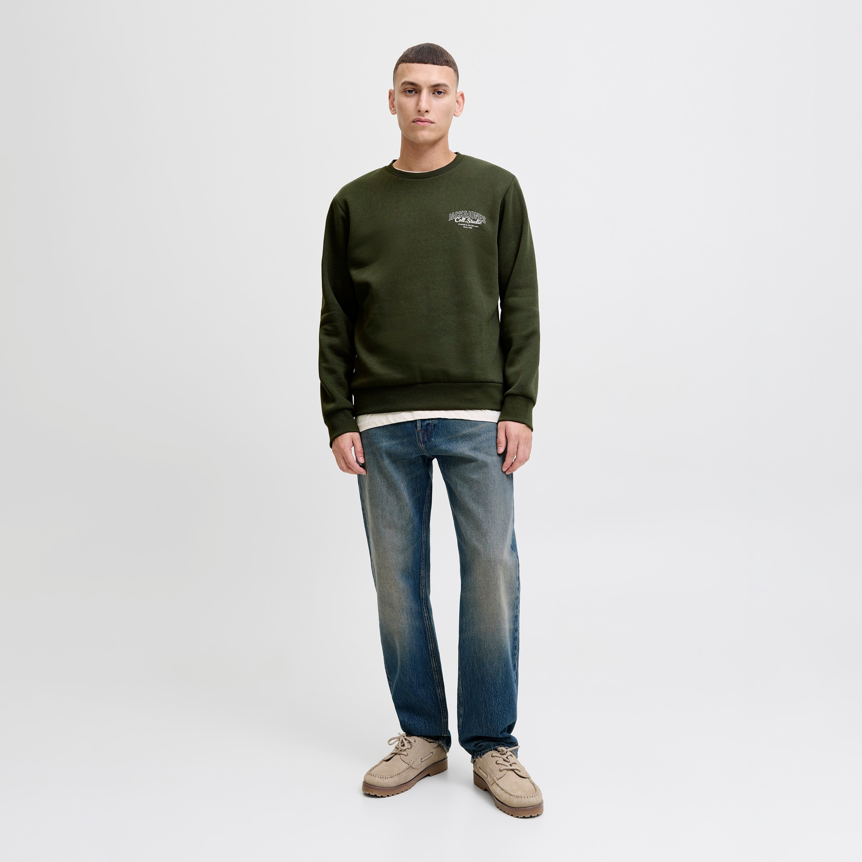 سويت شيرت رجالي جاك آند جونز بشعار بياقة مستديرة وأكمام طويلة-men-winterwear-hoodiesandsweatshirts-image-10