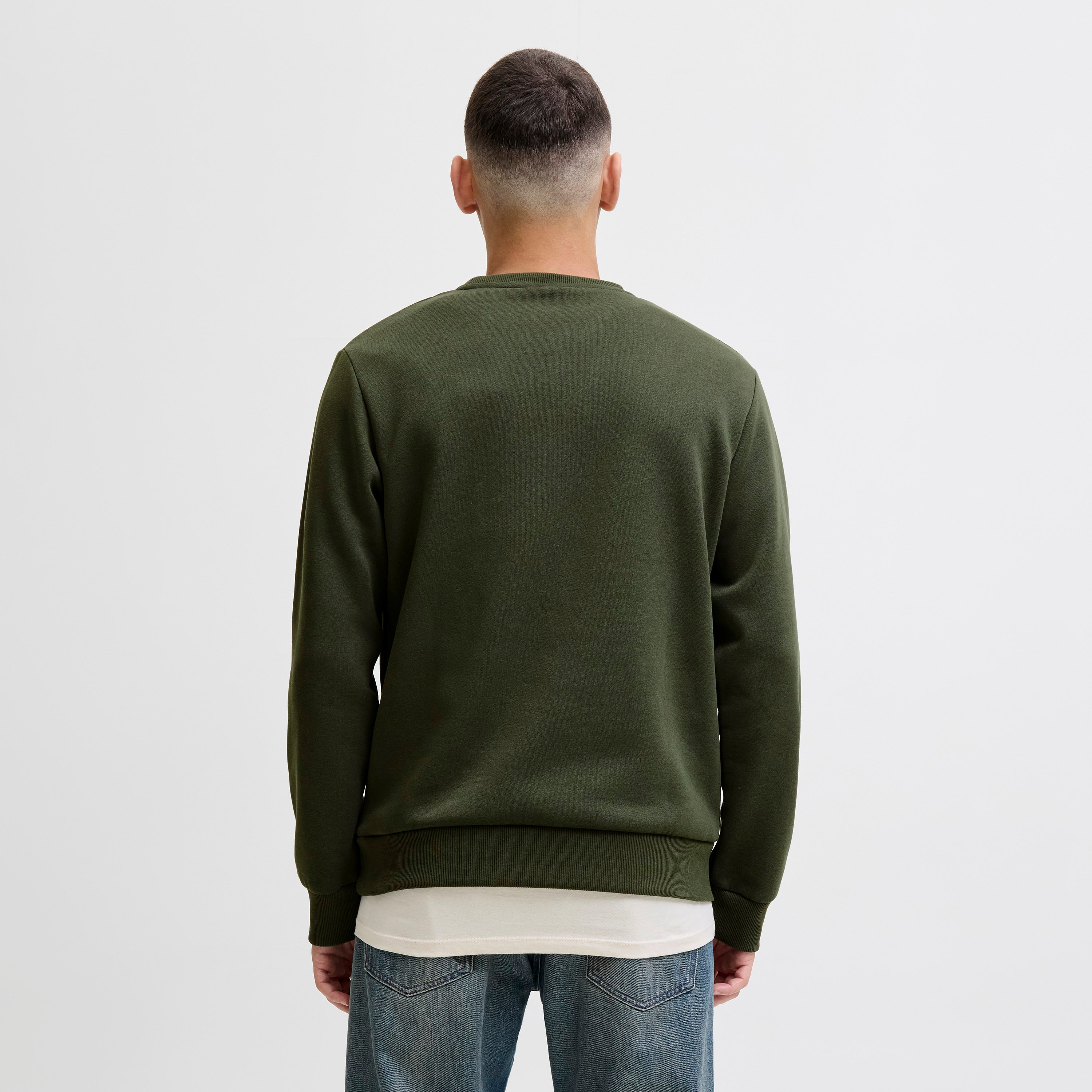 سويت شيرت رجالي جاك آند جونز بشعار بياقة مستديرة وأكمام طويلة-men-winterwear-hoodiesandsweatshirts-image-12