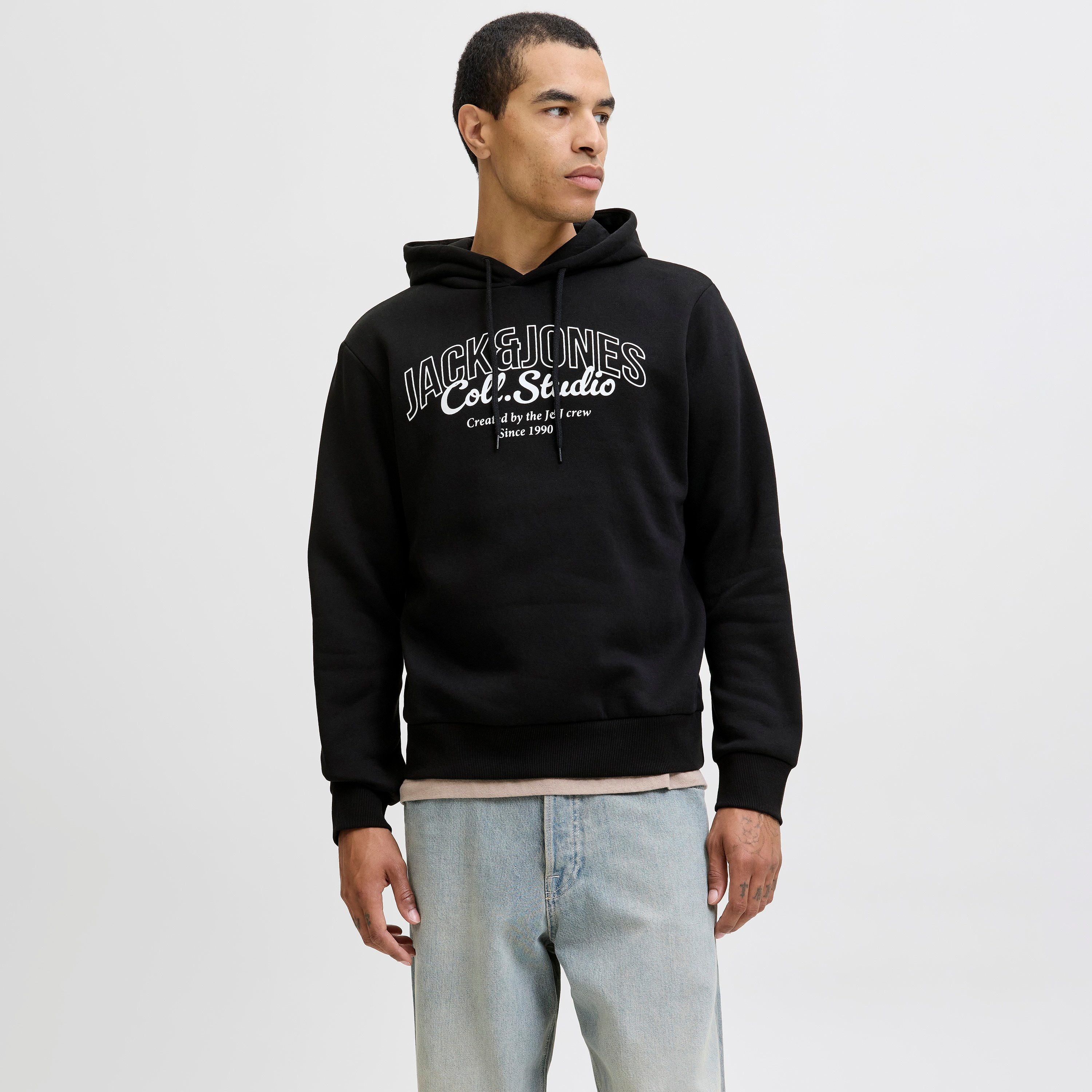هودي رجالي مطبوع بأكمام طويلة من جاك اند جونز-men-winterwear-hoodiesandsweatshirts-image-1