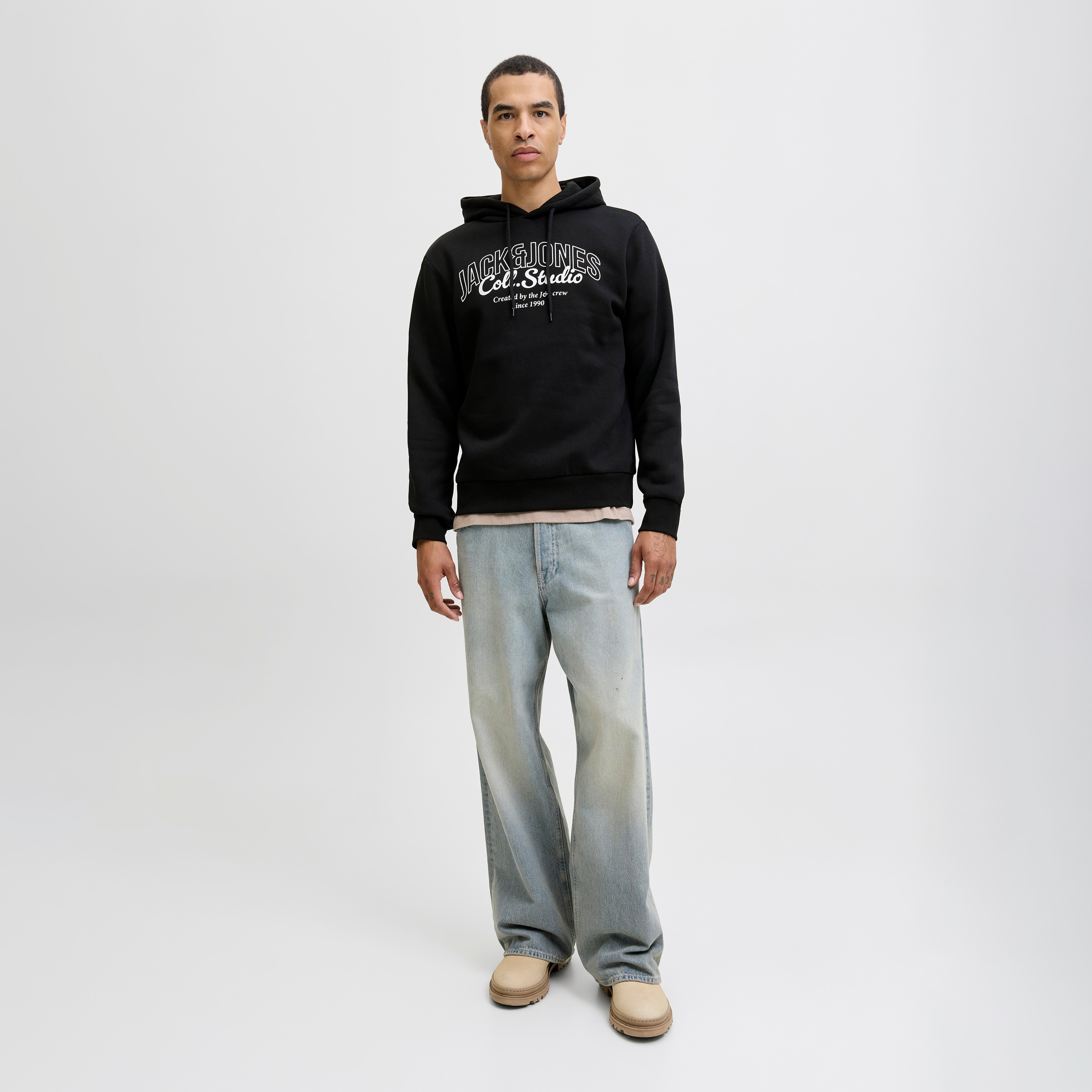 هودي رجالي مطبوع بأكمام طويلة من جاك اند جونز-men-winterwear-hoodiesandsweatshirts-image-2