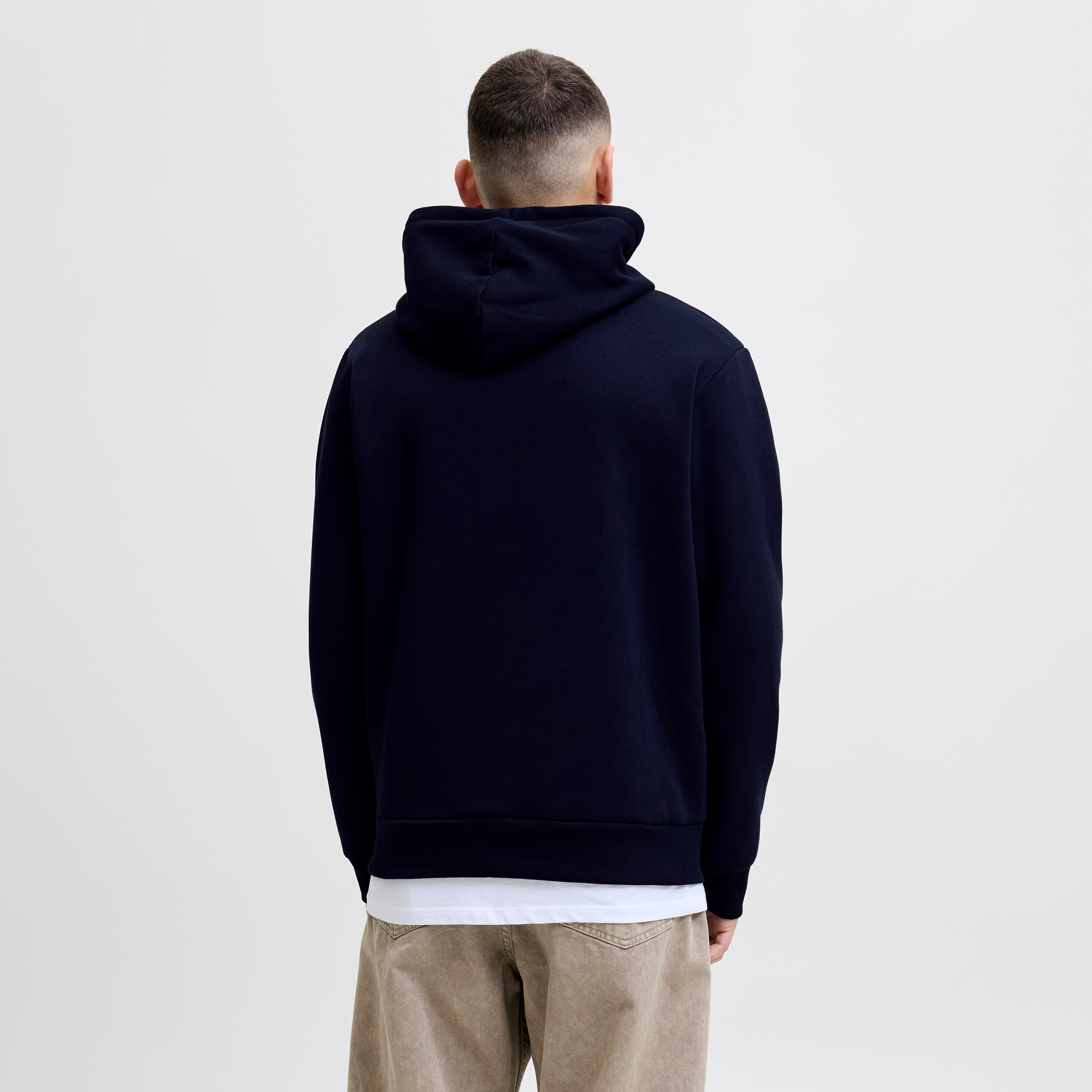 هودي رجالي مطبوع بأكمام طويلة من جاك اند جونز-men-winterwear-hoodiesandsweatshirts-image-15