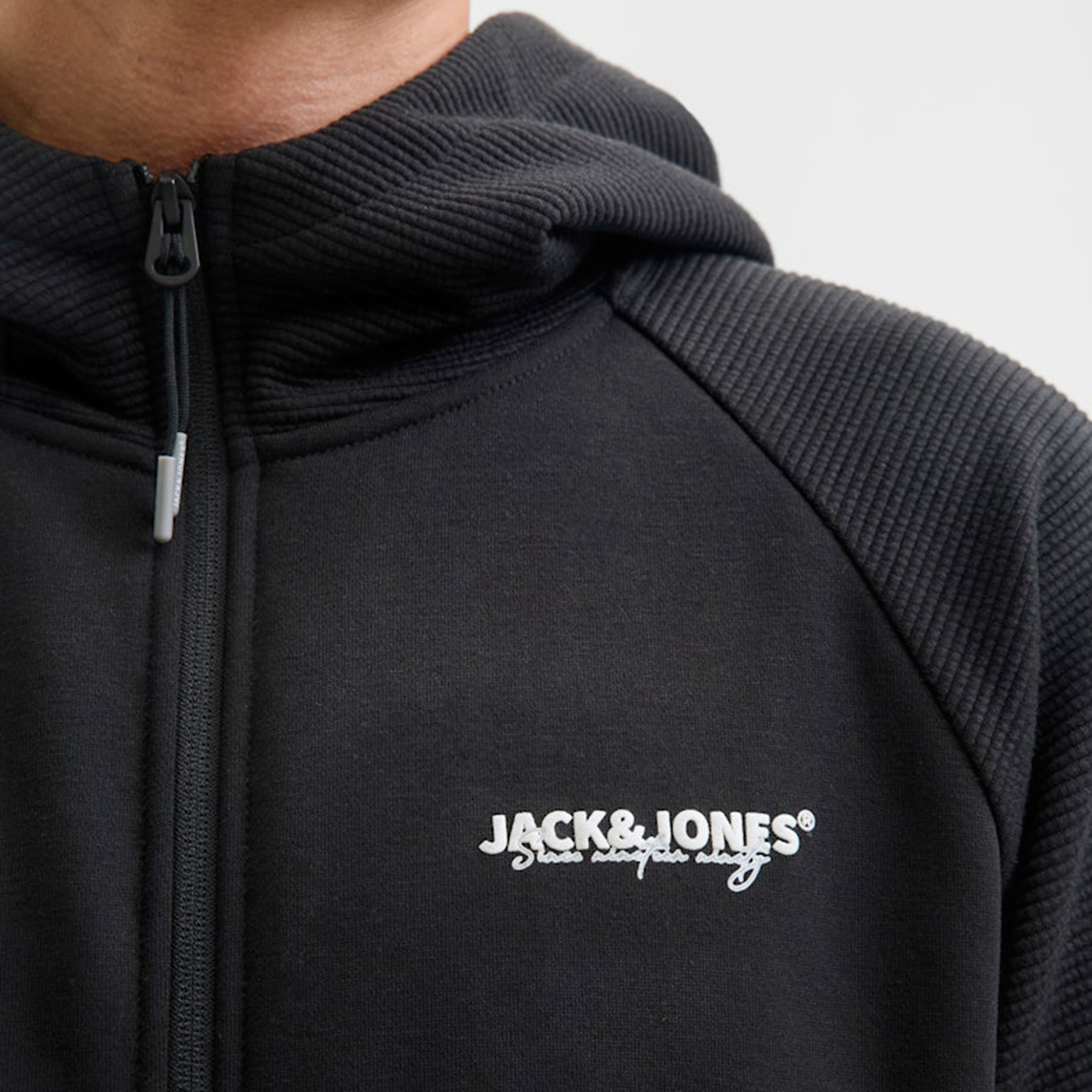 هودي رجالي سادة بأكمام طويلة وسحاب من جاك آند جونز-men-winterwear-hoodiesandsweatshirts-image-3