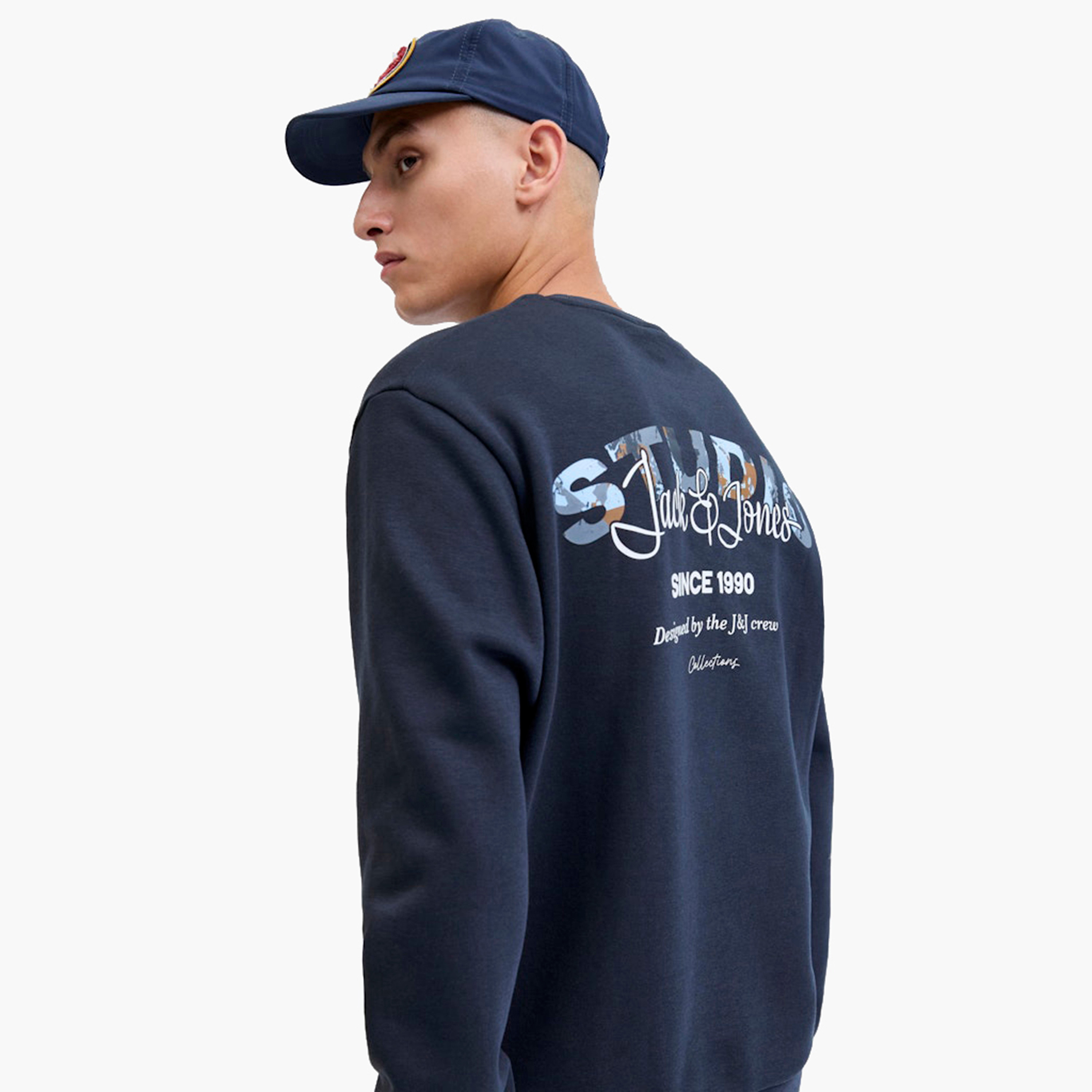 سويت شيرت رجالي مطبوع بياقة دائرية وأكمام طويلة من جاك آند جونز-men-winterwear-hoodiesandsweatshirts-image-3