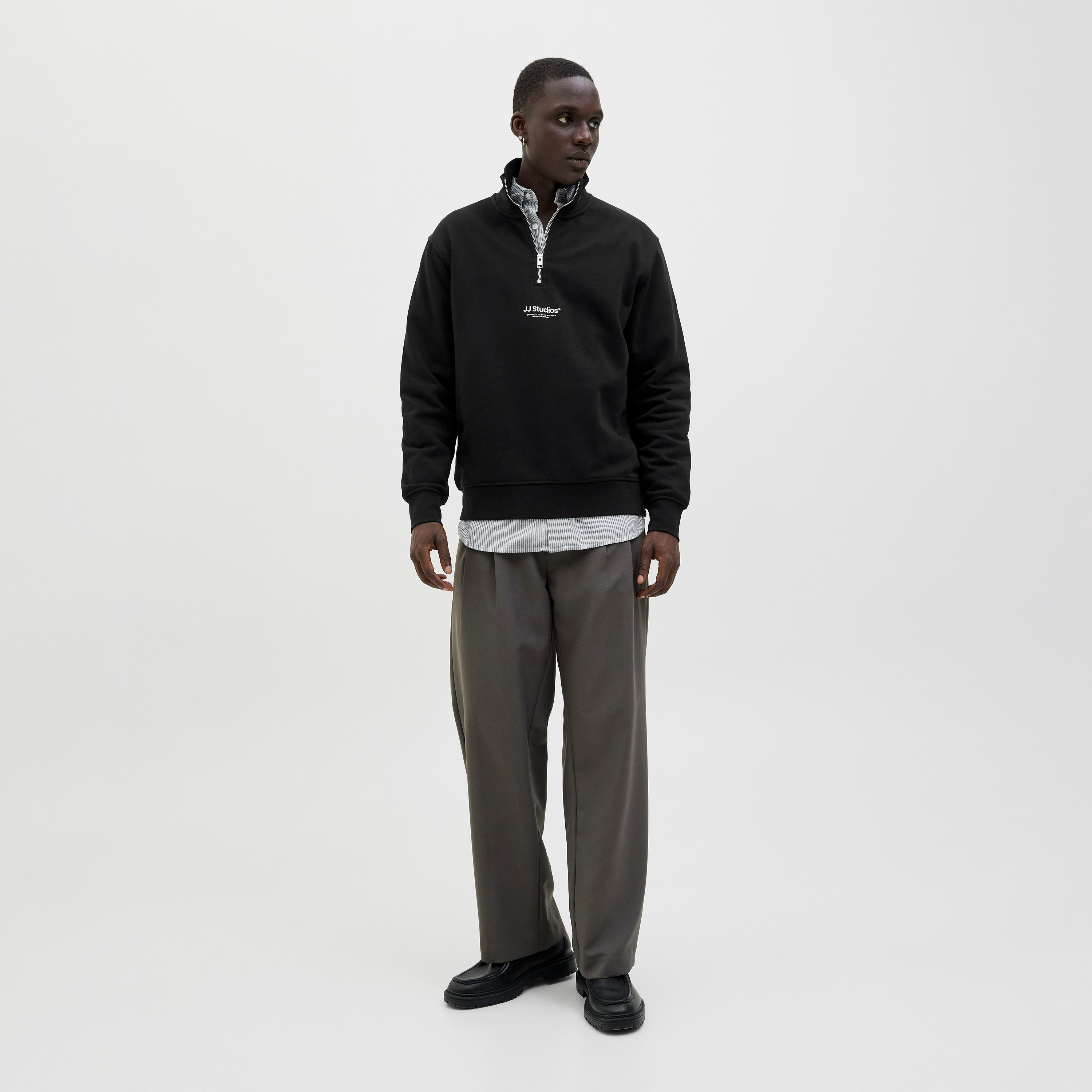 كنزة صوفية رجالية سادة بياقة عالية وأكمام طويلة من جاك ان جونز-men-winterwear-hoodiesandsweatshirts-image-2