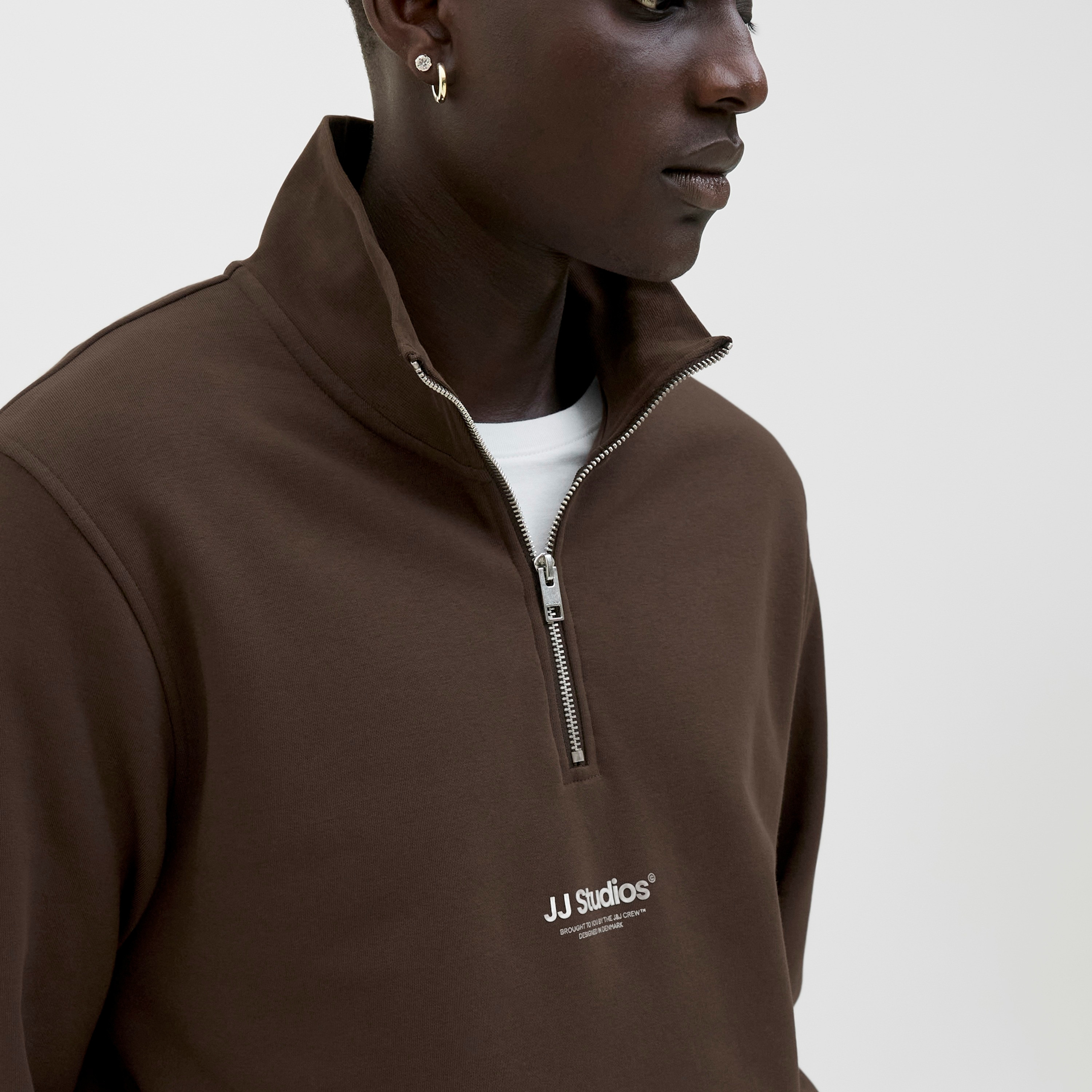 كنزة صوفية رجالية سادة بياقة عالية وأكمام طويلة من جاك ان جونز-men-winterwear-hoodiesandsweatshirts-image-11