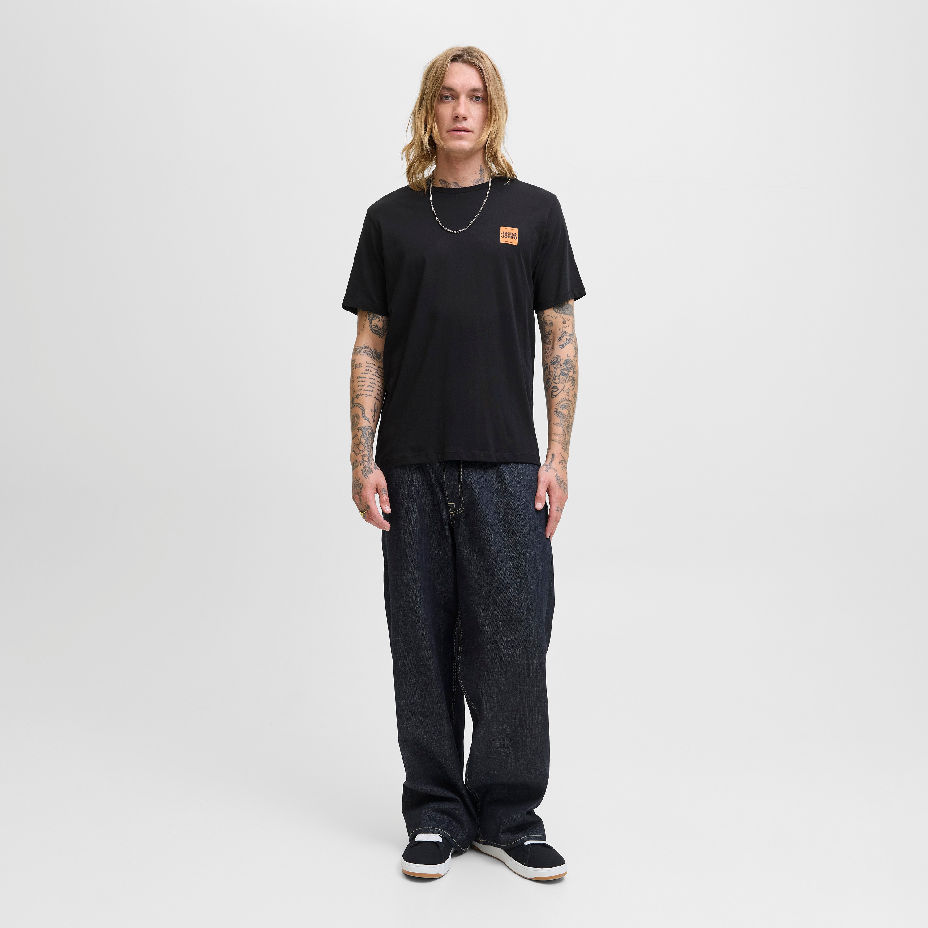 تيشيرت رجالي سادة بياقة دائرية وأكمام قصيرة من جاك ان جونز-men-clothing-tshirtsandpolos-tshirts-image-2