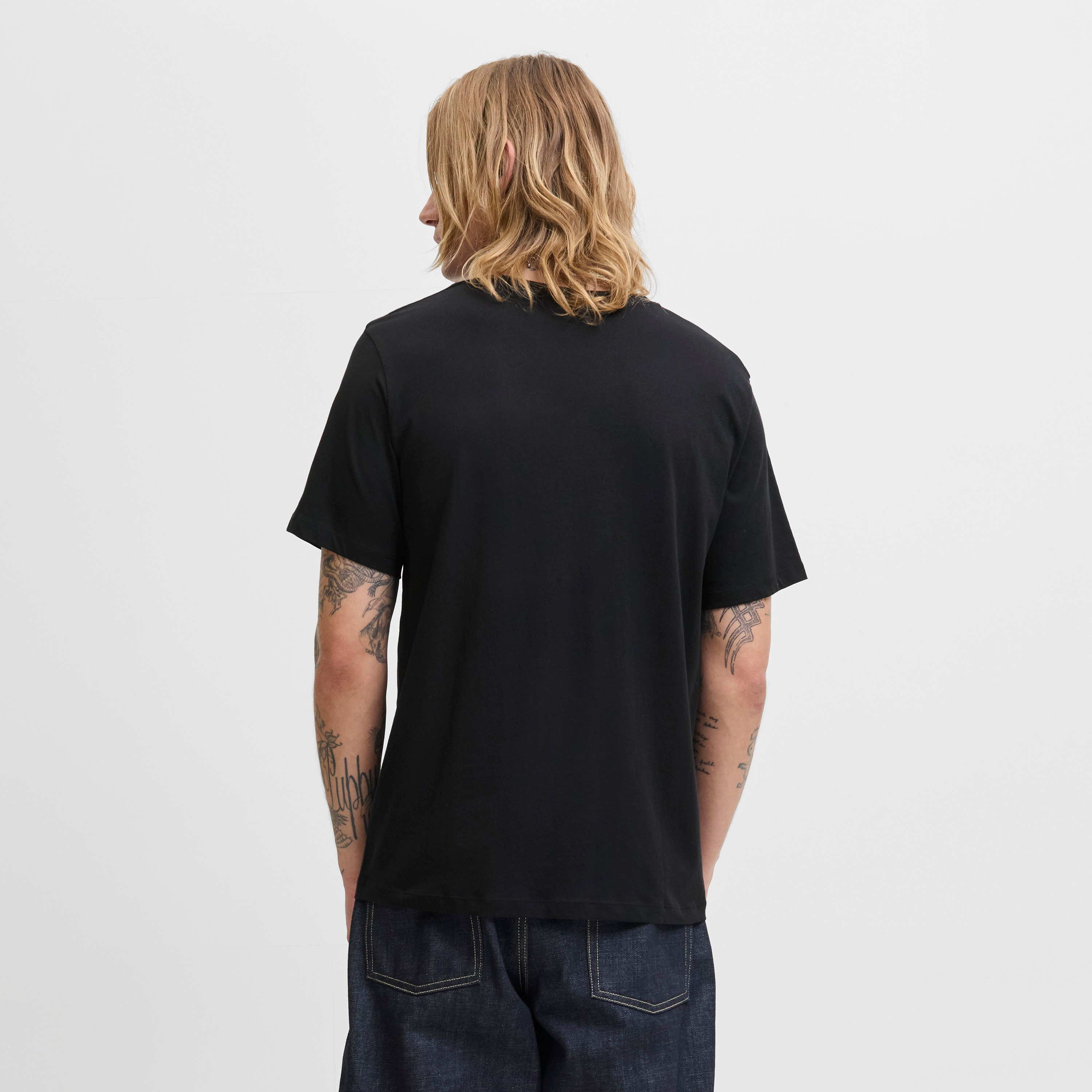 تيشيرت رجالي سادة بياقة دائرية وأكمام قصيرة من جاك ان جونز-men-clothing-tshirtsandpolos-tshirts-image-4