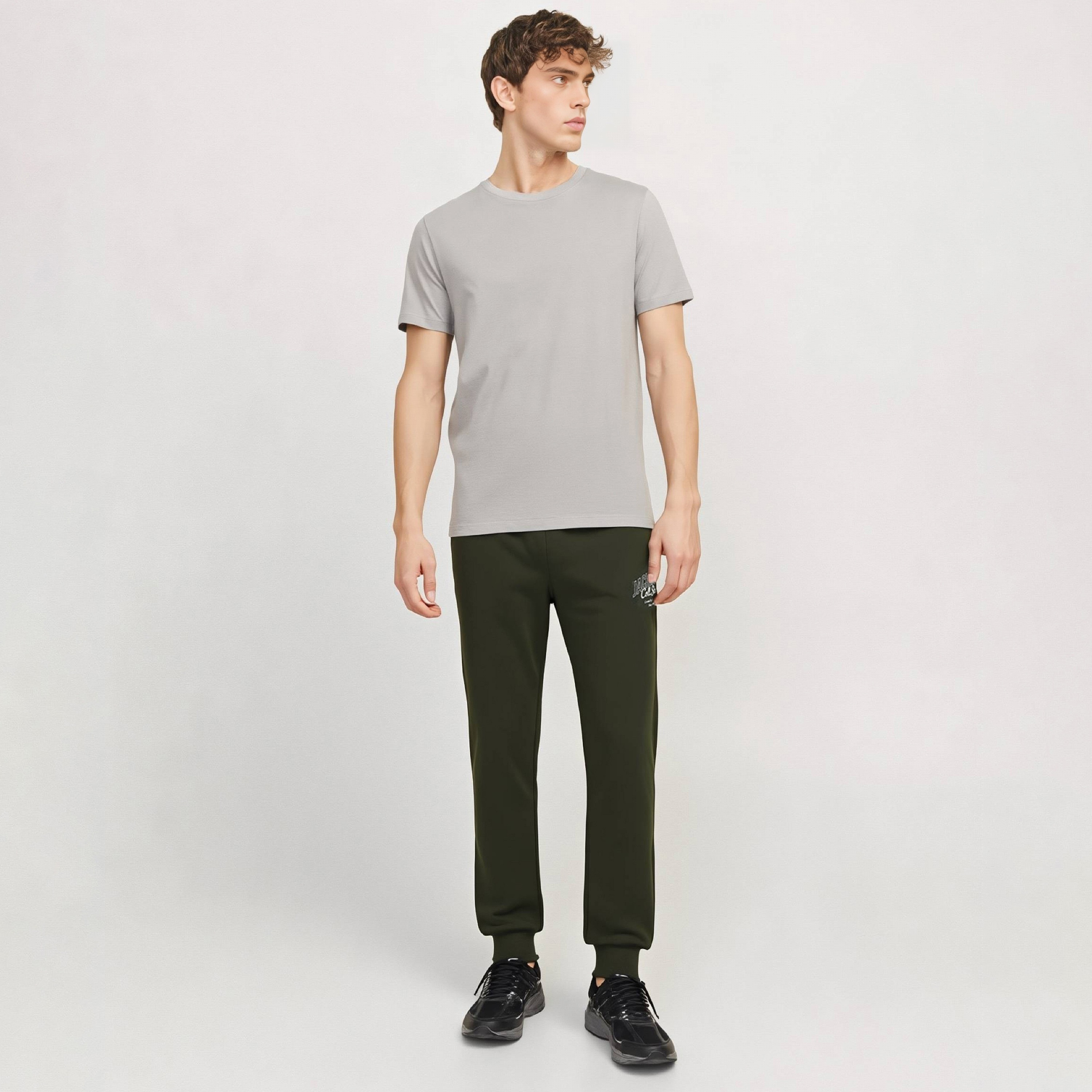 بنطلون رياضي رجالي سادة بخصر متوسط الارتفاع ورباط سحب من جاك ان جونز-men-clothing-bottoms-joggers-image-2