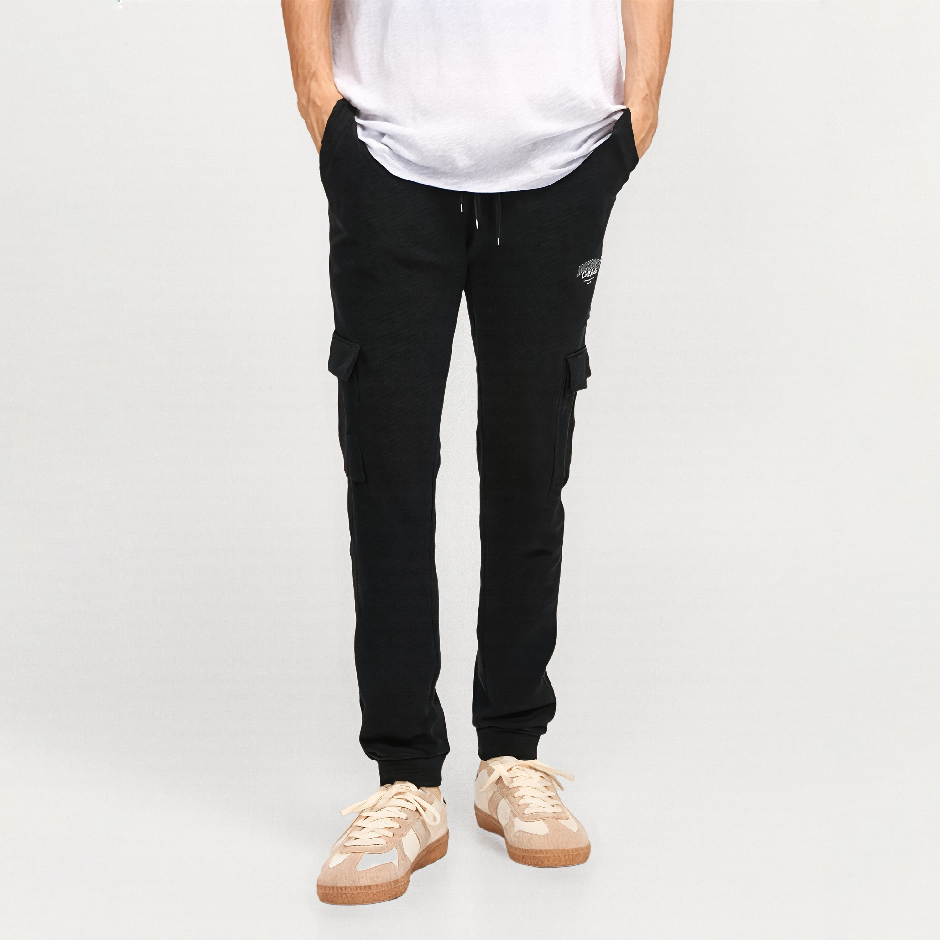 بنطلون رياضي رجالي سادة بخصر متوسط الارتفاع ورباط سحب من جاك ان جونز-men-clothing-bottoms-joggers-image-1
