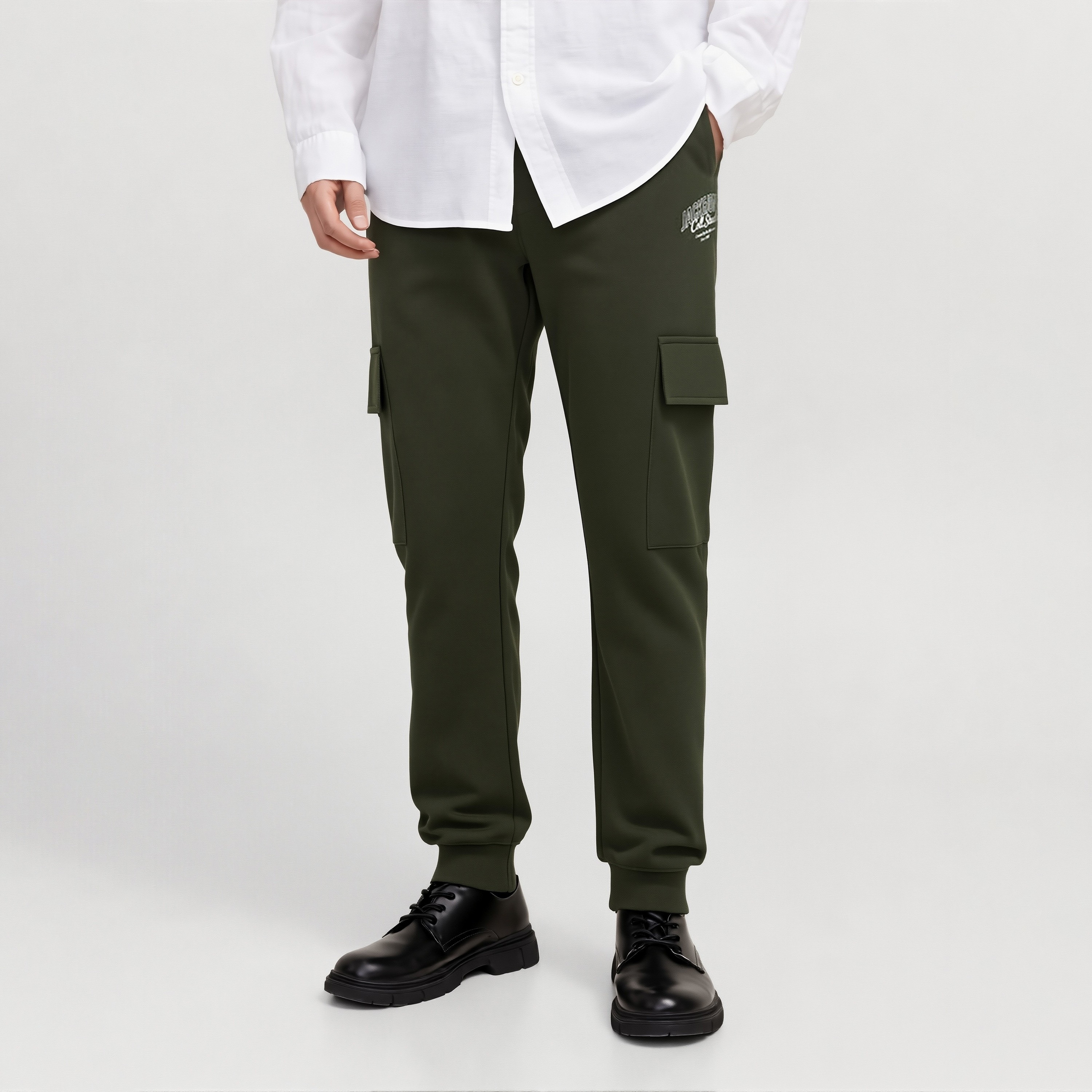 بنطلون رياضي رجالي سادة بخصر متوسط الارتفاع ورباط سحب من جاك ان جونز-men-clothing-bottoms-joggers-image-13