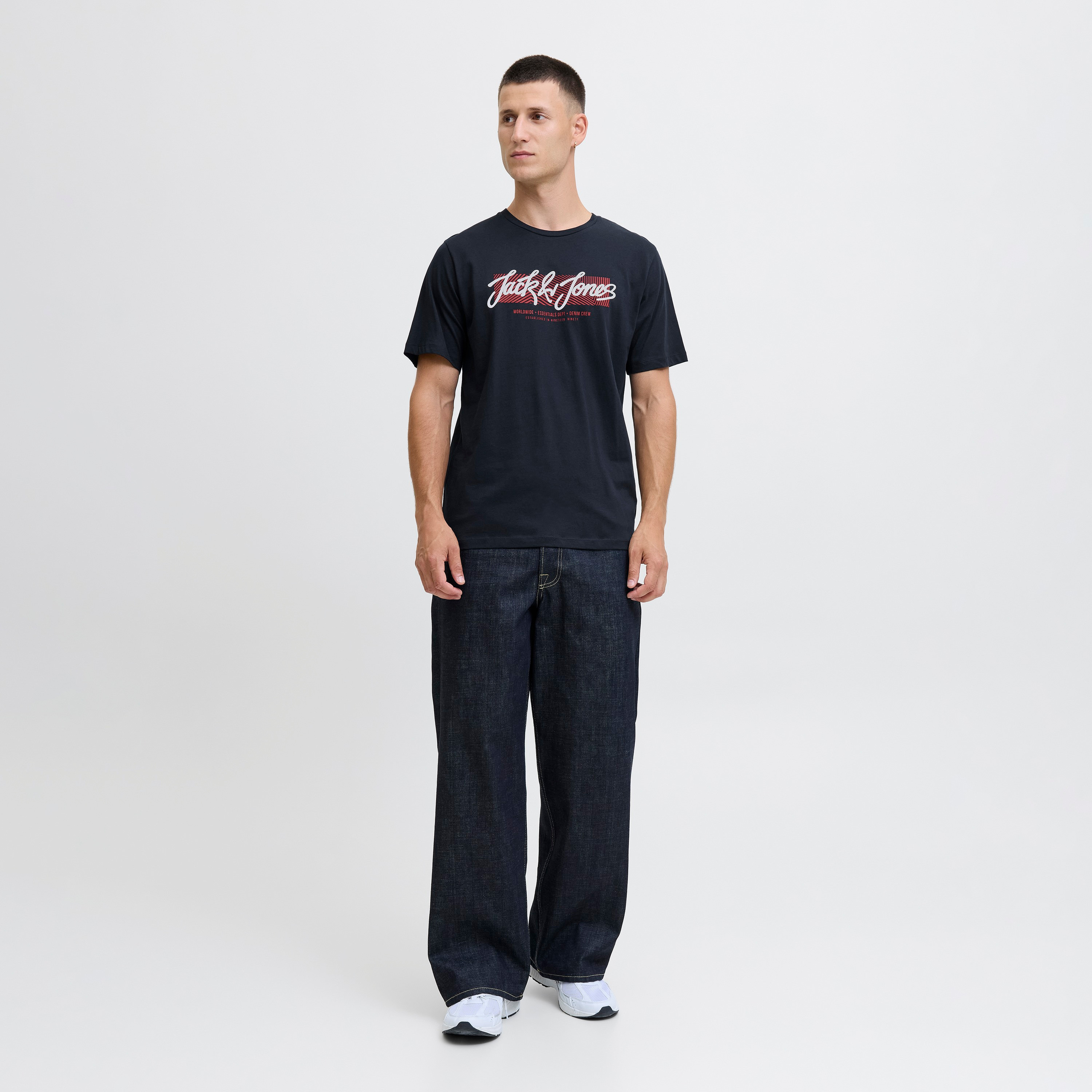 تي شيرت رجالي مطبوع بياقة دائرية وأكمام قصيرة من جاك اند جونز-men-clothing-tshirtsandpolos-tshirts-image-6