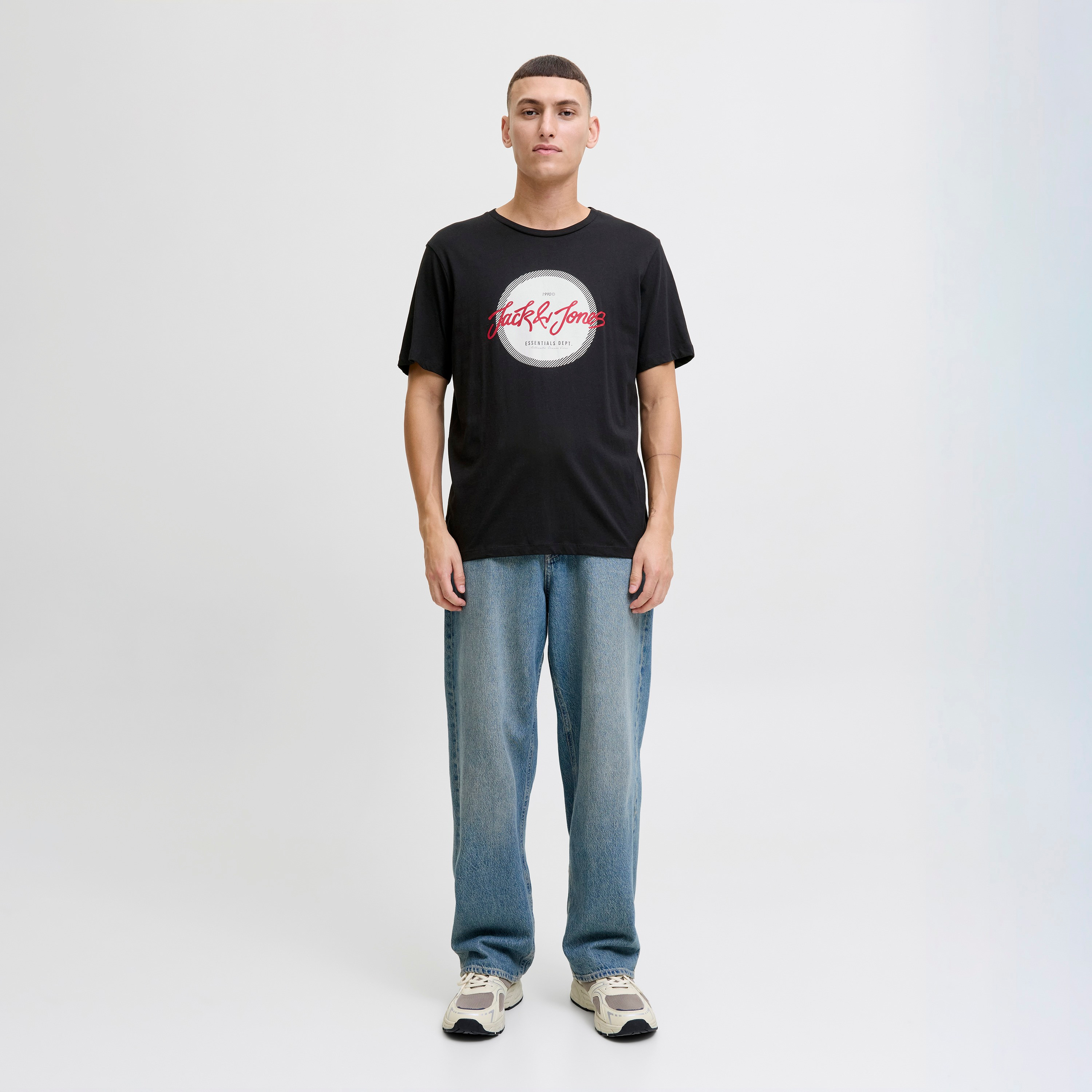 تي شيرت رجالي مطبوع بياقة دائرية وأكمام قصيرة من جاك اند جونز-men-clothing-tshirtsandpolos-tshirts-image-2
