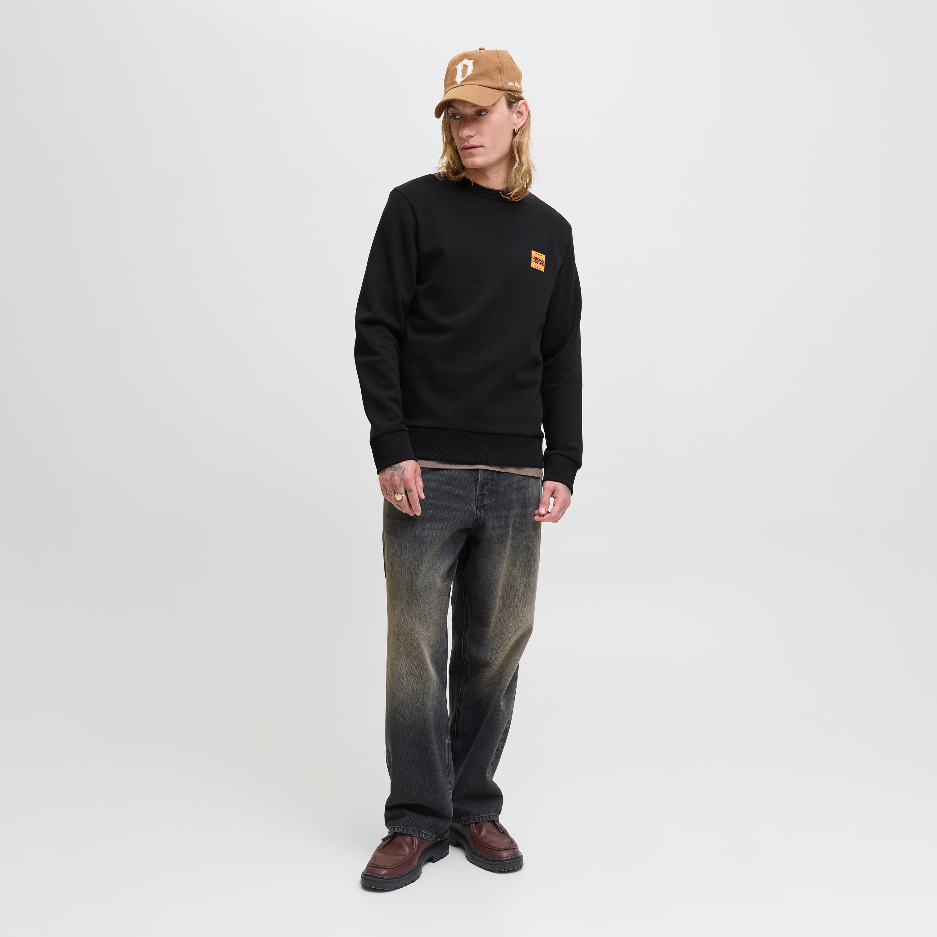 سويت شيرت رجالي جاك آند جونز سادة بياقة مستديرة وأكمام طويلة-men-winterwear-hoodiesandsweatshirts-image-2