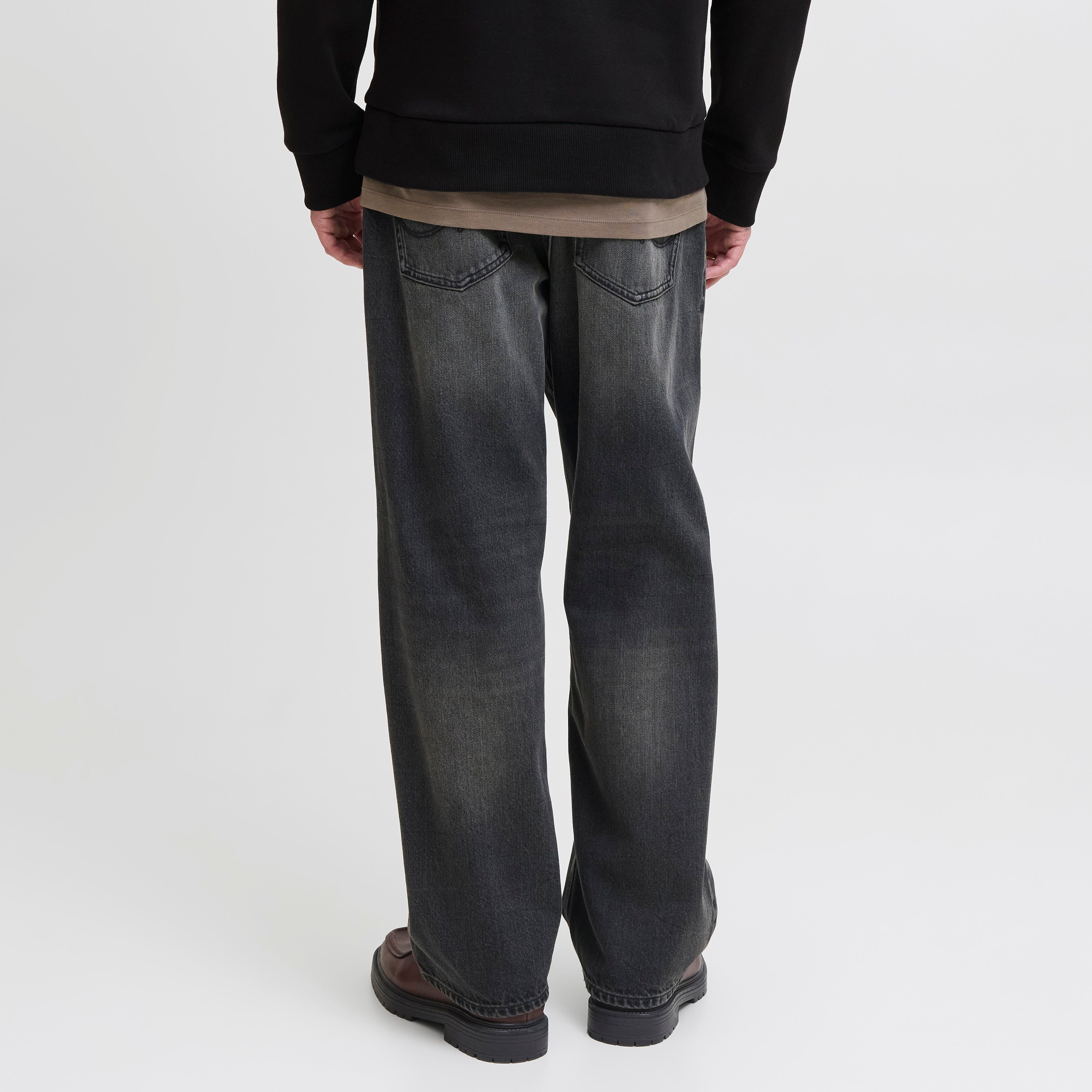 سويت شيرت رجالي جاك آند جونز سادة بياقة مستديرة وأكمام طويلة-men-winterwear-hoodiesandsweatshirts-image-4