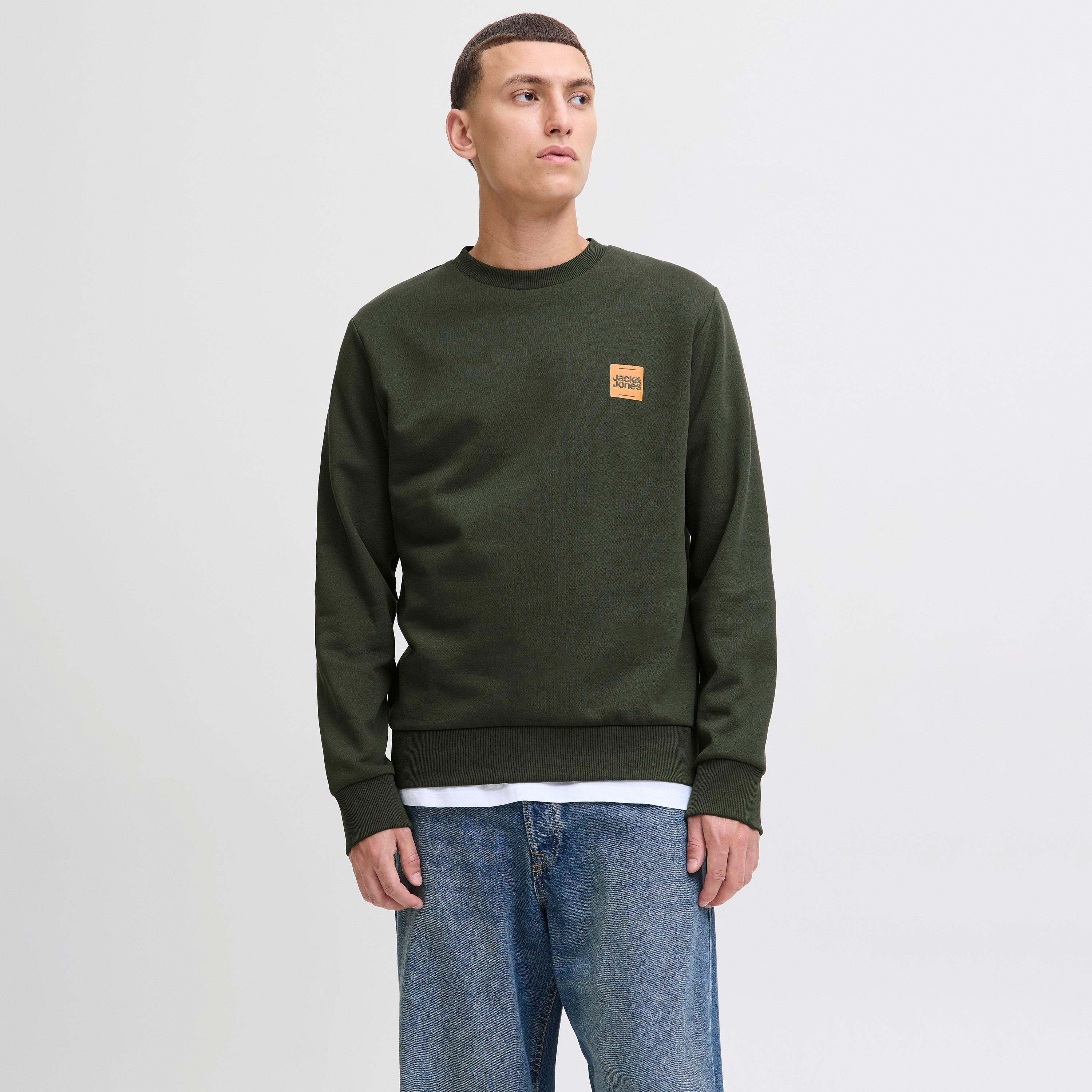 سويت شيرت رجالي جاك آند جونز سادة بياقة مستديرة وأكمام طويلة-men-winterwear-hoodiesandsweatshirts-image-5