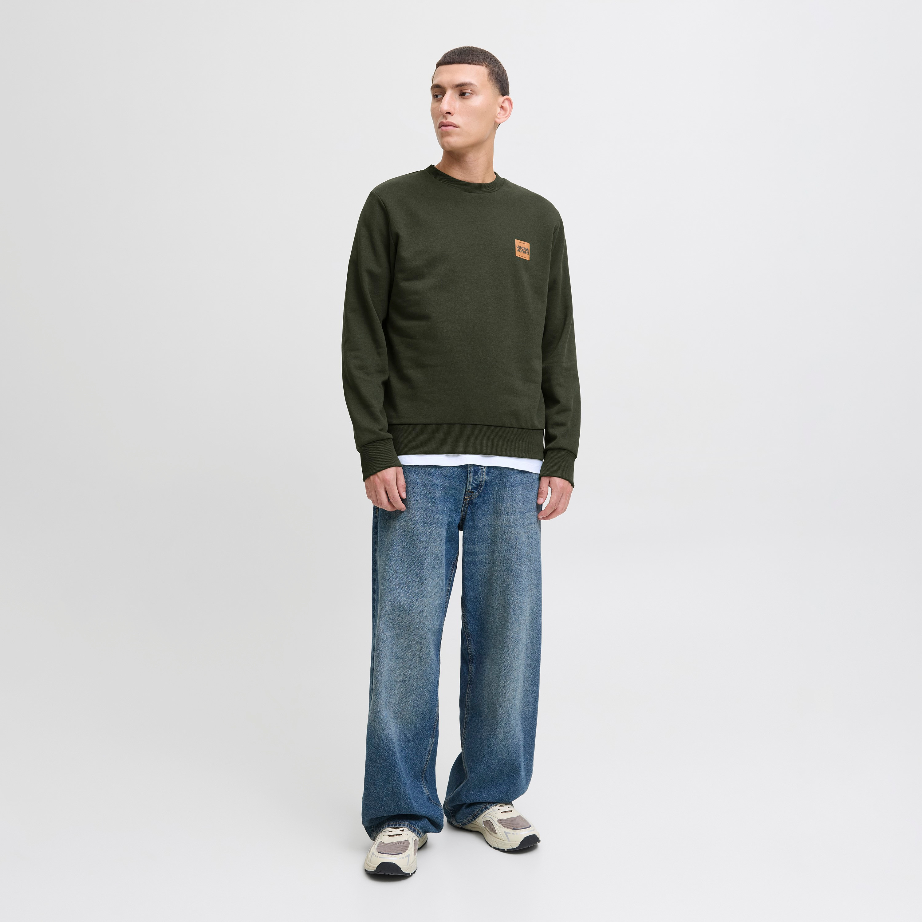 سويت شيرت رجالي جاك آند جونز سادة بياقة مستديرة وأكمام طويلة-men-winterwear-hoodiesandsweatshirts-image-6