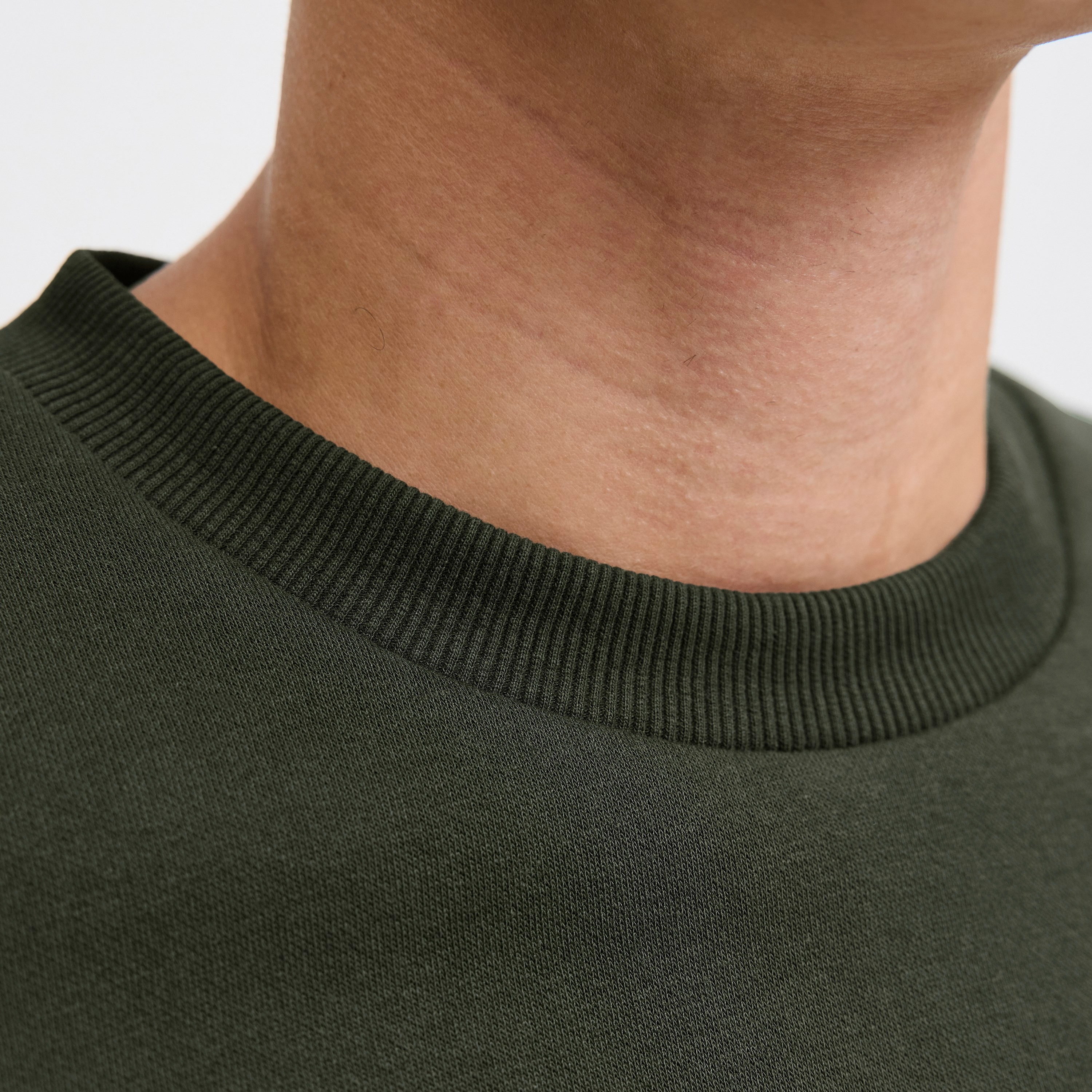 سويت شيرت رجالي جاك آند جونز سادة بياقة مستديرة وأكمام طويلة-men-winterwear-hoodiesandsweatshirts-image-7