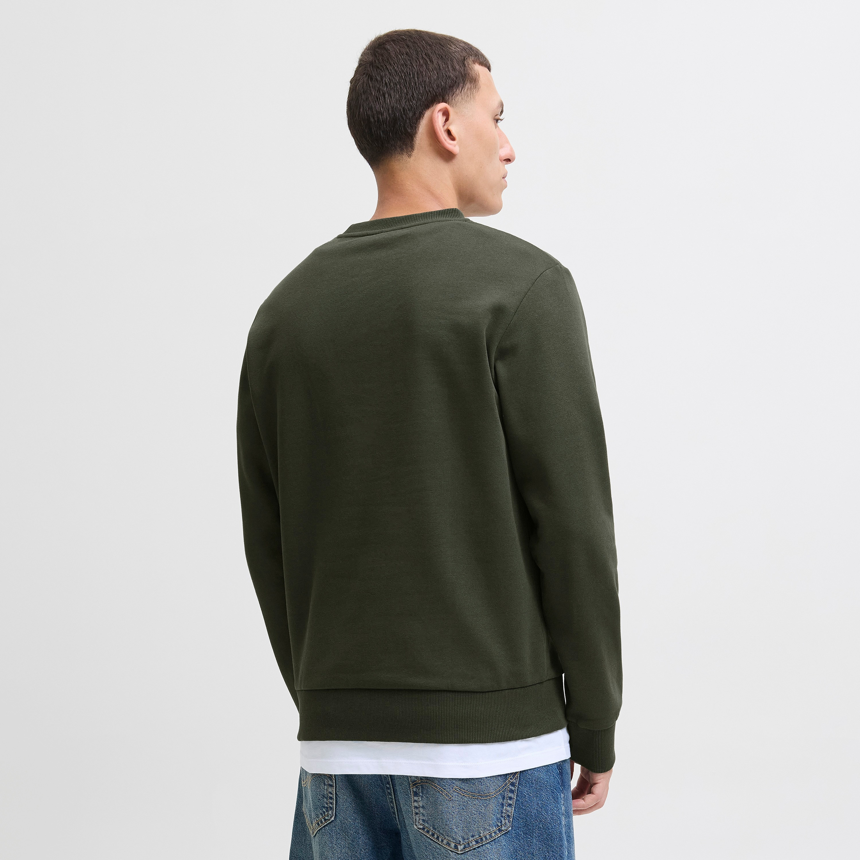 سويت شيرت رجالي جاك آند جونز سادة بياقة مستديرة وأكمام طويلة-men-winterwear-hoodiesandsweatshirts-image-8
