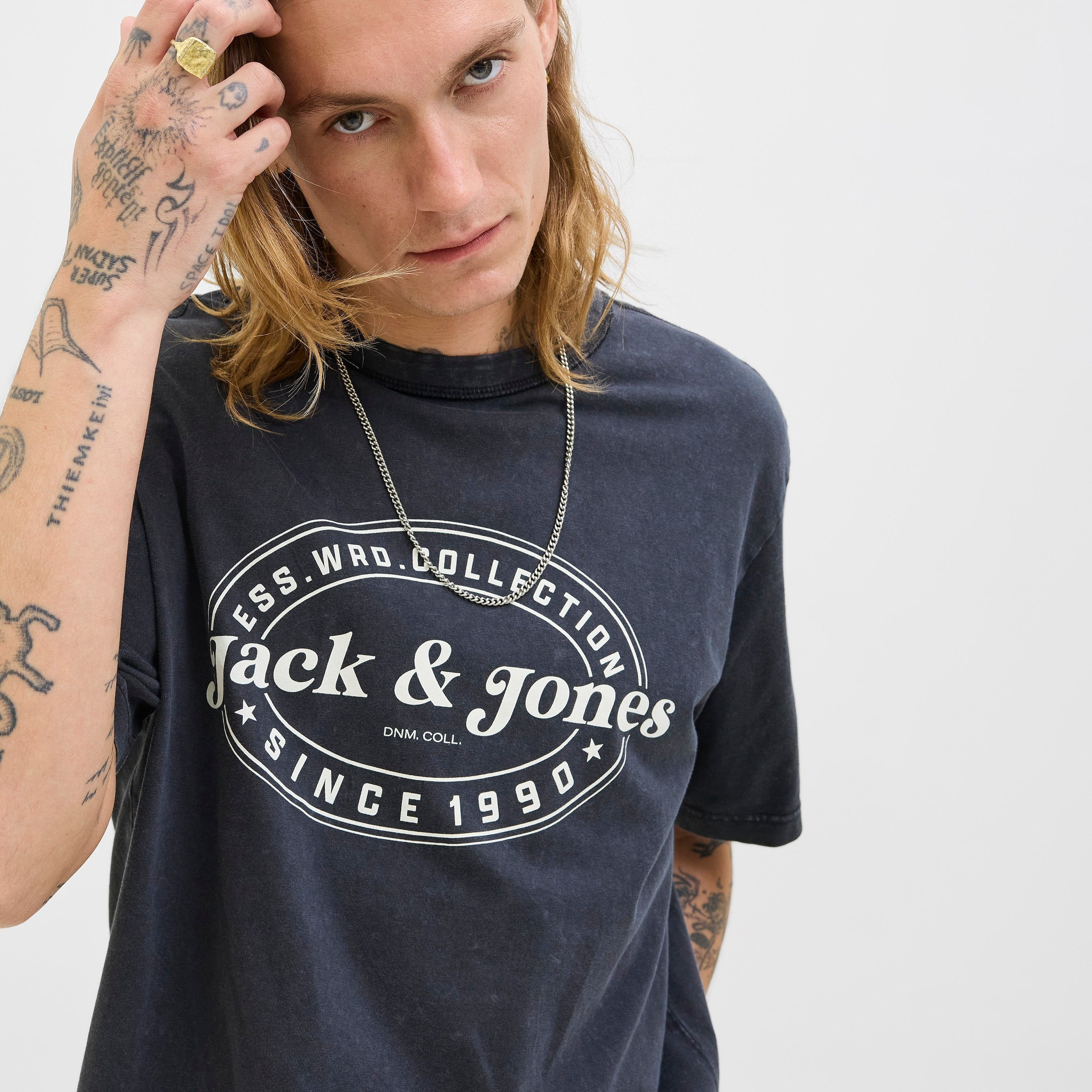 تي شيرت رجالي بأكمام قصيرة وياقة دائرية وطبعة شعار من جاك آند جونز-men-clothing-tshirtsandpolos-tshirts-image-11