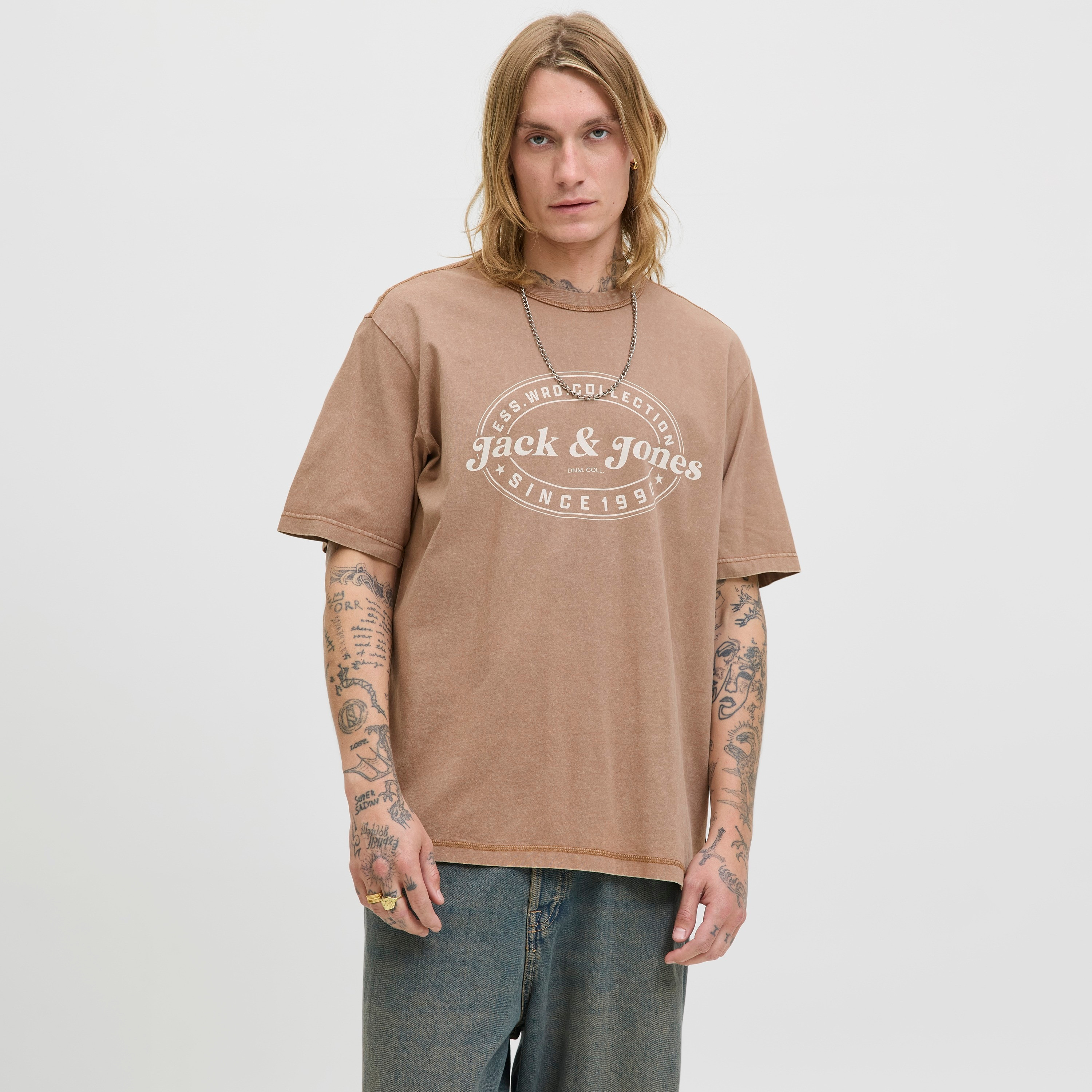 تي شيرت رجالي بأكمام قصيرة وياقة دائرية وطبعة شعار من جاك آند جونز-men-clothing-tshirtsandpolos-tshirts-image-1