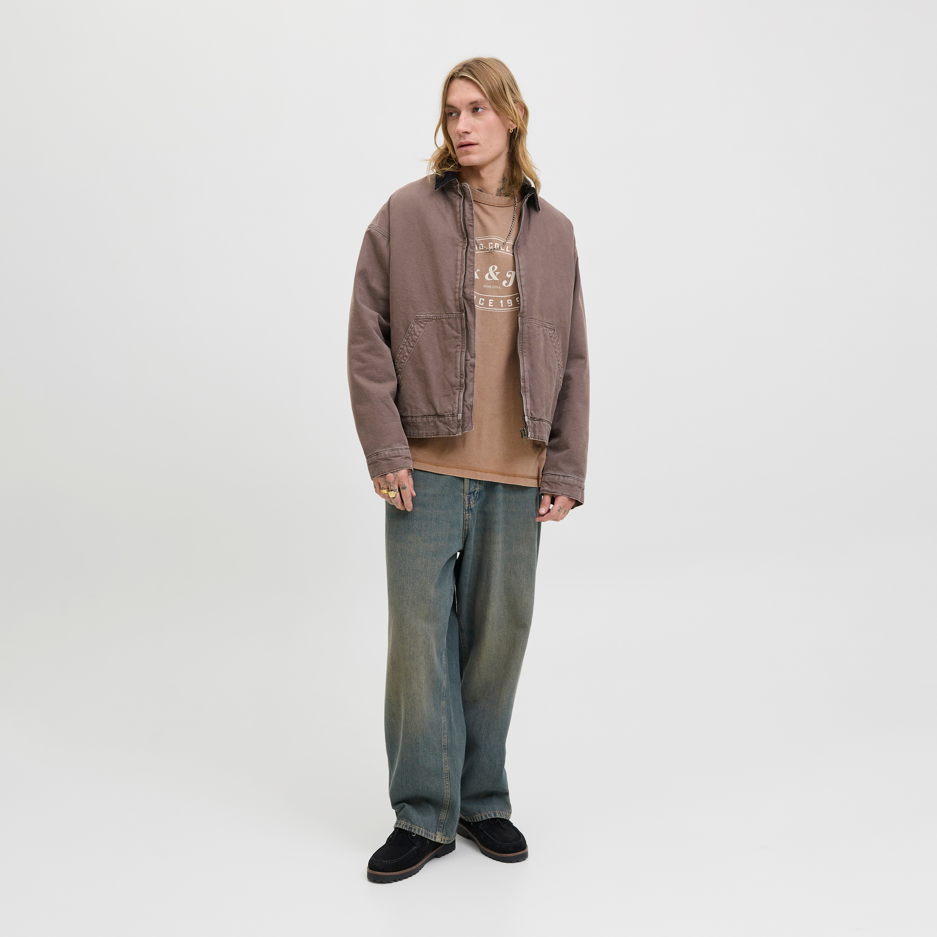 تي شيرت رجالي بأكمام قصيرة وياقة دائرية وطبعة شعار من جاك آند جونز-men-clothing-tshirtsandpolos-tshirts-image-2