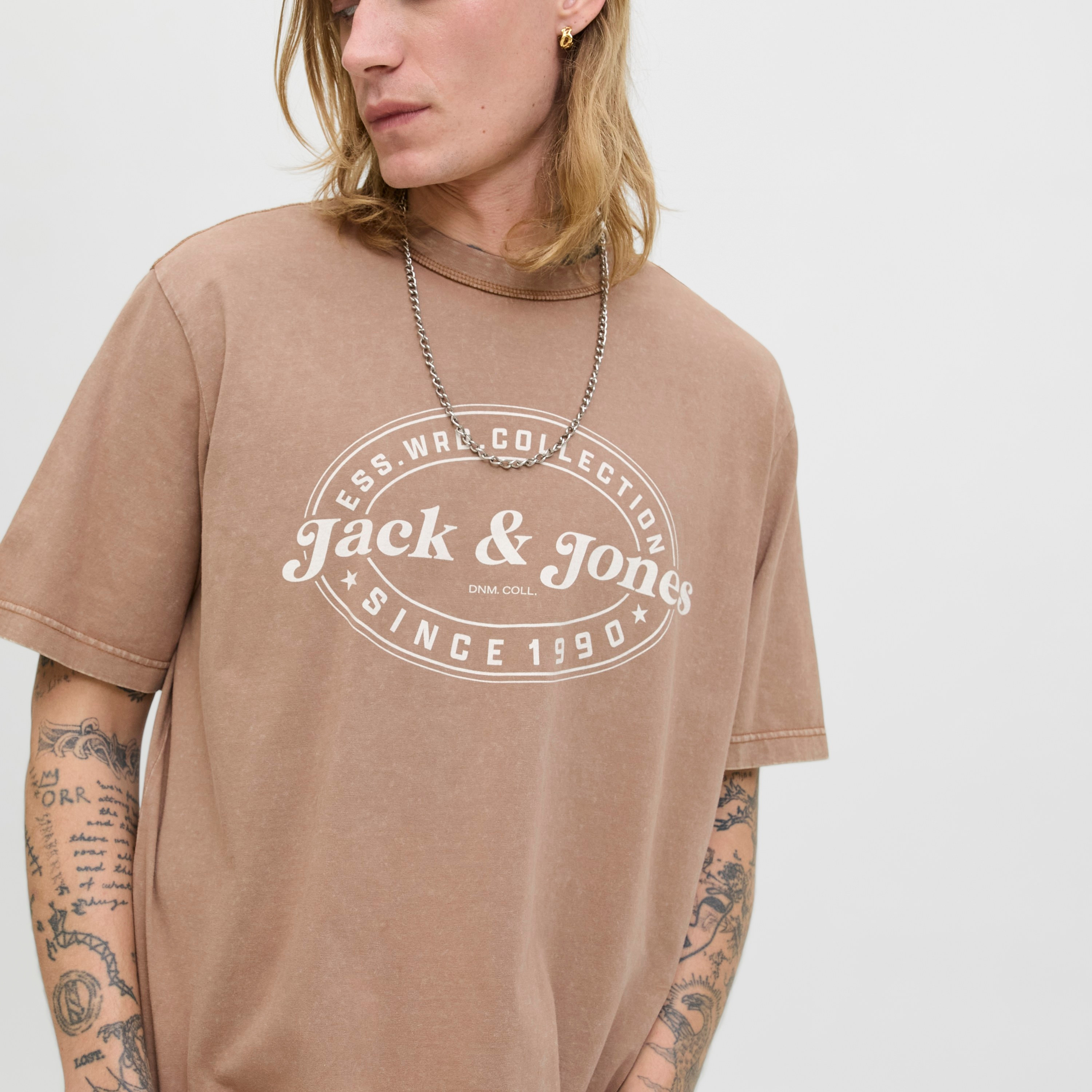 تي شيرت رجالي بأكمام قصيرة وياقة دائرية وطبعة شعار من جاك آند جونز-men-clothing-tshirtsandpolos-tshirts-image-3