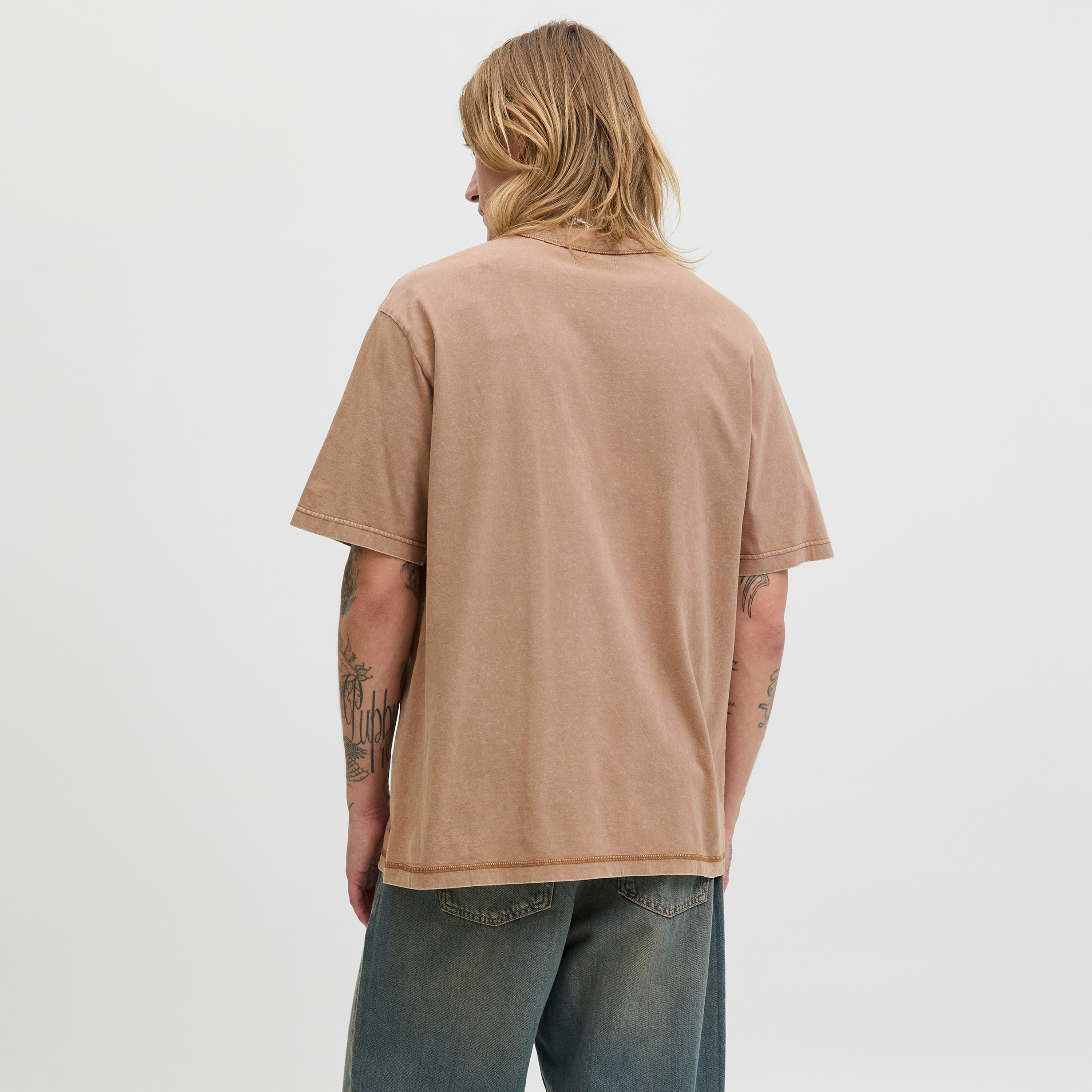 تي شيرت رجالي بأكمام قصيرة وياقة دائرية وطبعة شعار من جاك آند جونز-men-clothing-tshirtsandpolos-tshirts-image-4