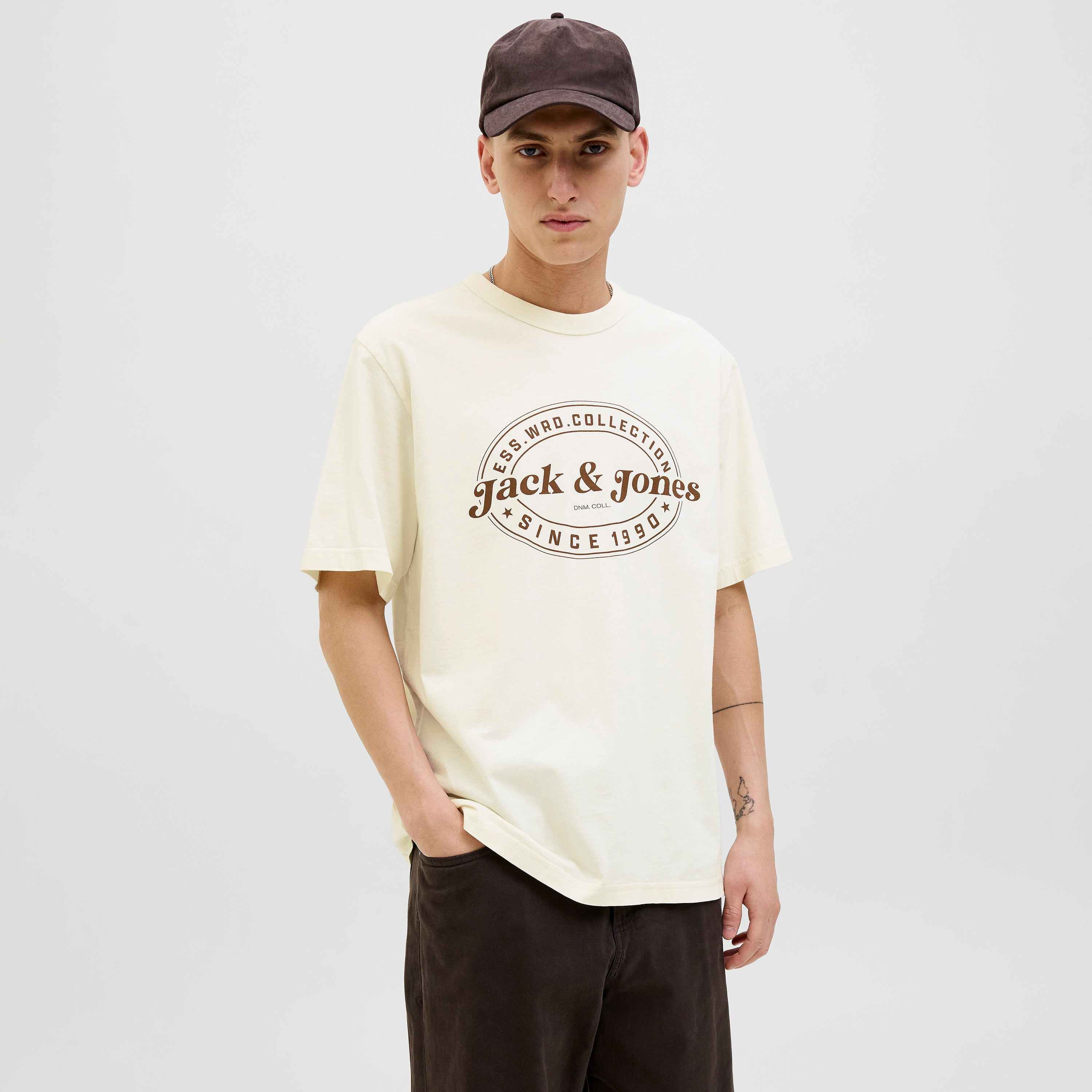تي شيرت رجالي بأكمام قصيرة وياقة دائرية وطبعة شعار من جاك آند جونز-men-clothing-tshirtsandpolos-tshirts-image-5