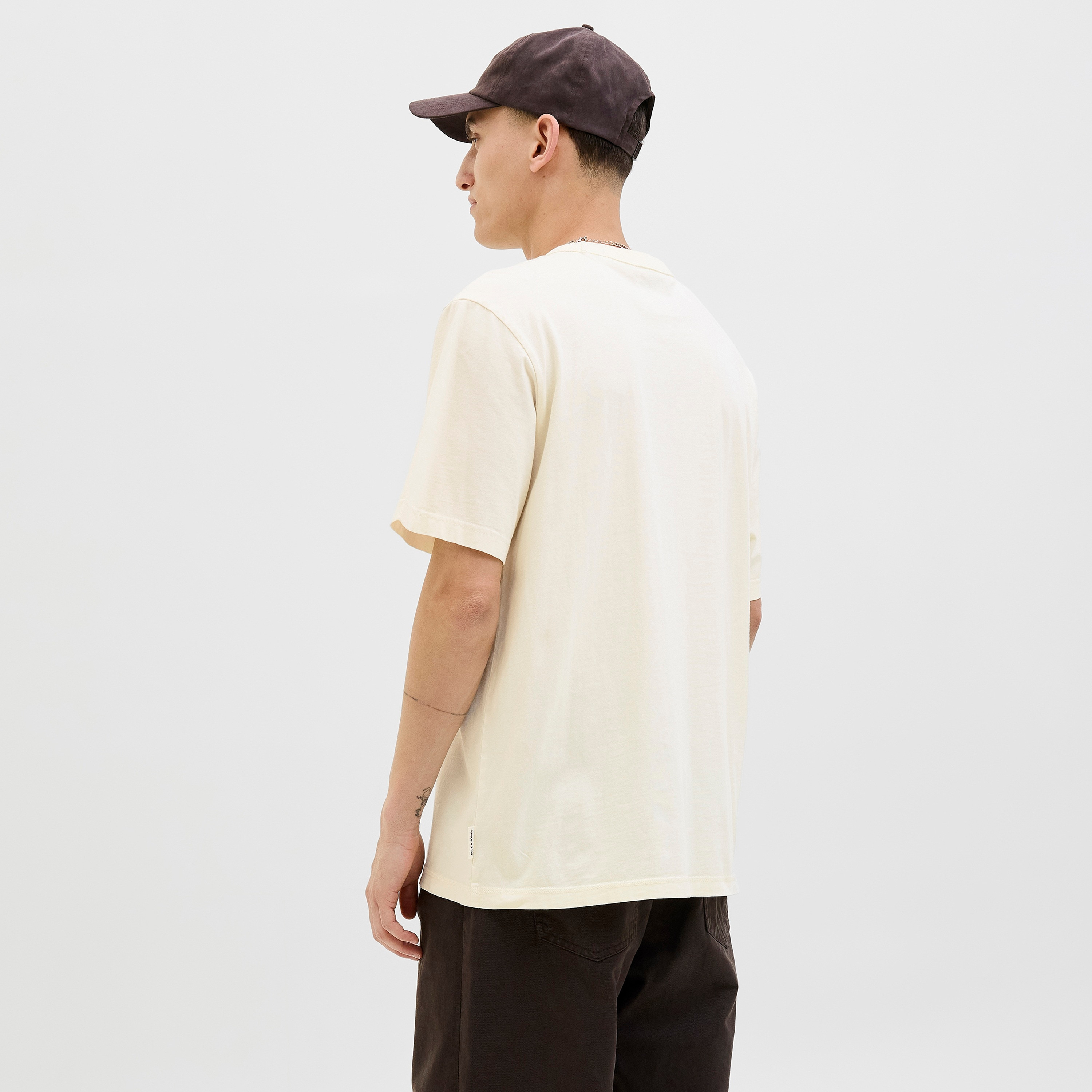 تي شيرت رجالي بأكمام قصيرة وياقة دائرية وطبعة شعار من جاك آند جونز-men-clothing-tshirtsandpolos-tshirts-image-8