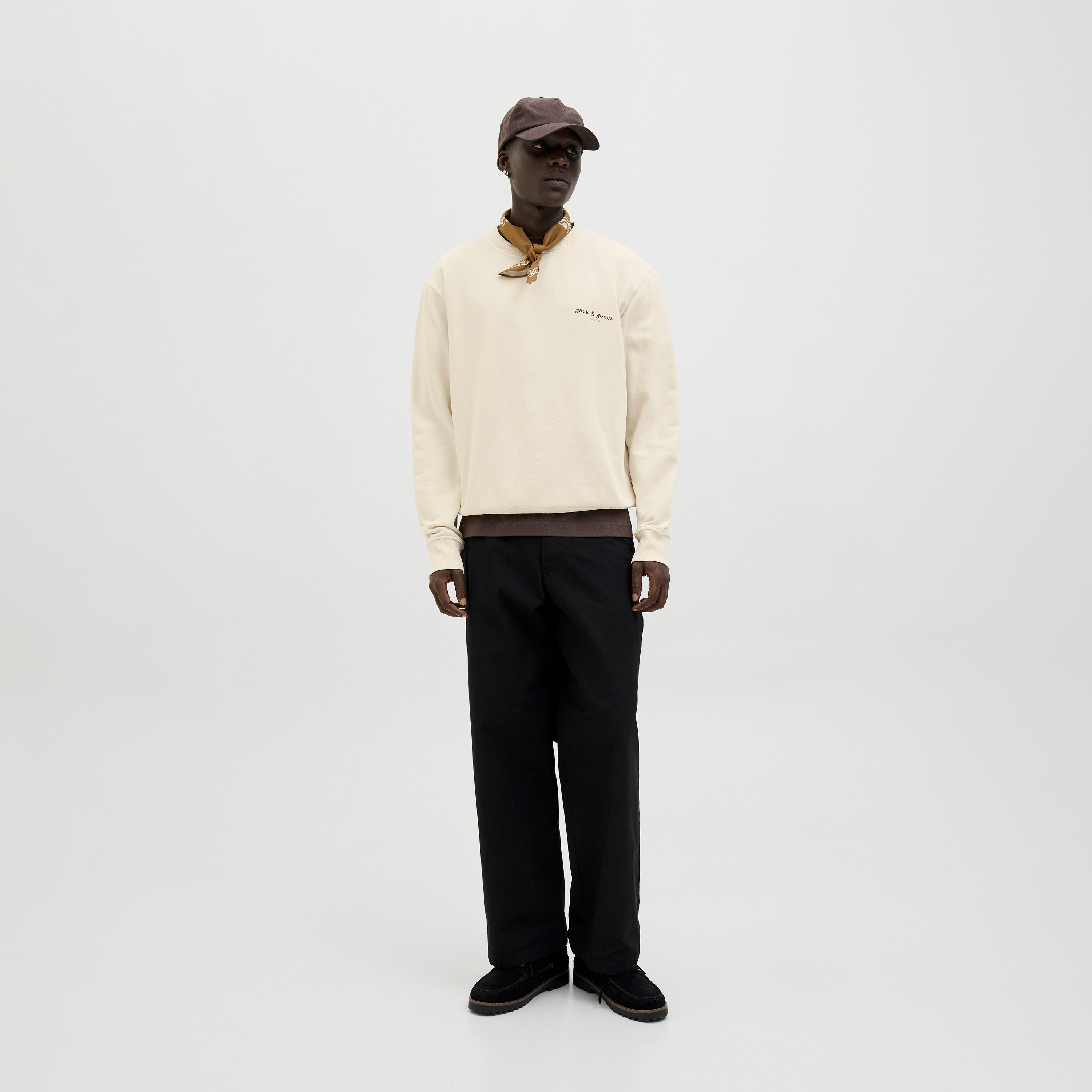 كنزة صوفية رجالية سادة بياقة دائرية وأكمام طويلة من جاك ان جونز-men-winterwear-hoodiesandsweatshirts-image-2