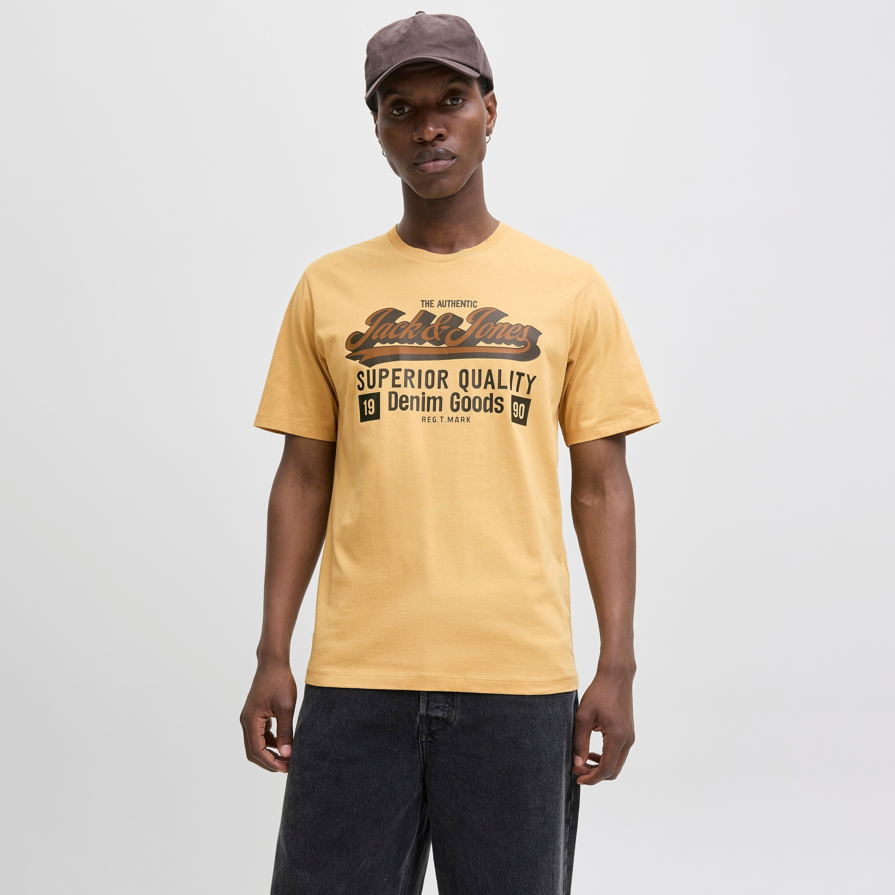 تيشيرت رجالي مطبوع برسومات بياقة دائرية وأكمام قصيرة من جاك ان جونز-men-clothing-tshirtsandpolos-tshirts-image-1