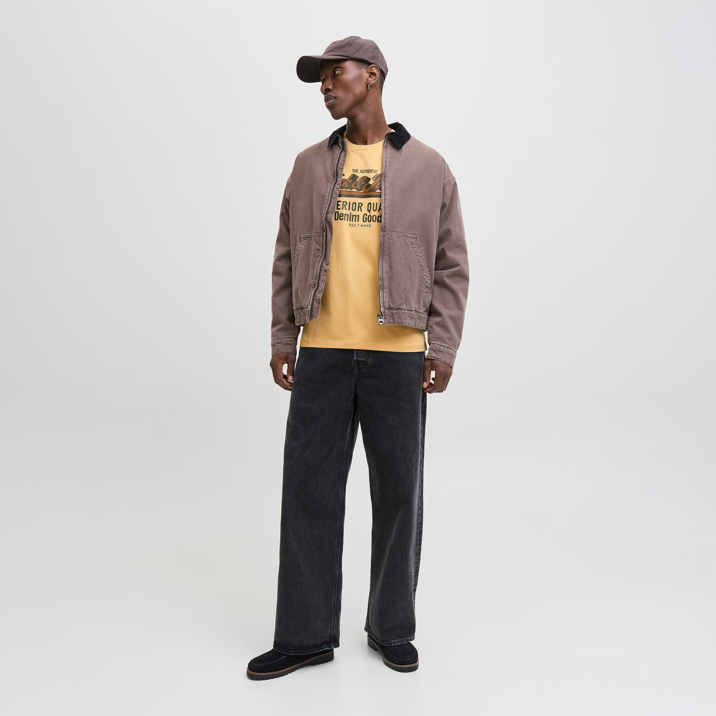 تيشيرت رجالي مطبوع برسومات بياقة دائرية وأكمام قصيرة من جاك ان جونز-men-clothing-tshirtsandpolos-tshirts-image-2